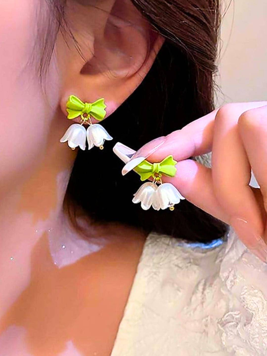     			Style Wind Light Green Stud Earrings ( Pack of 1 )