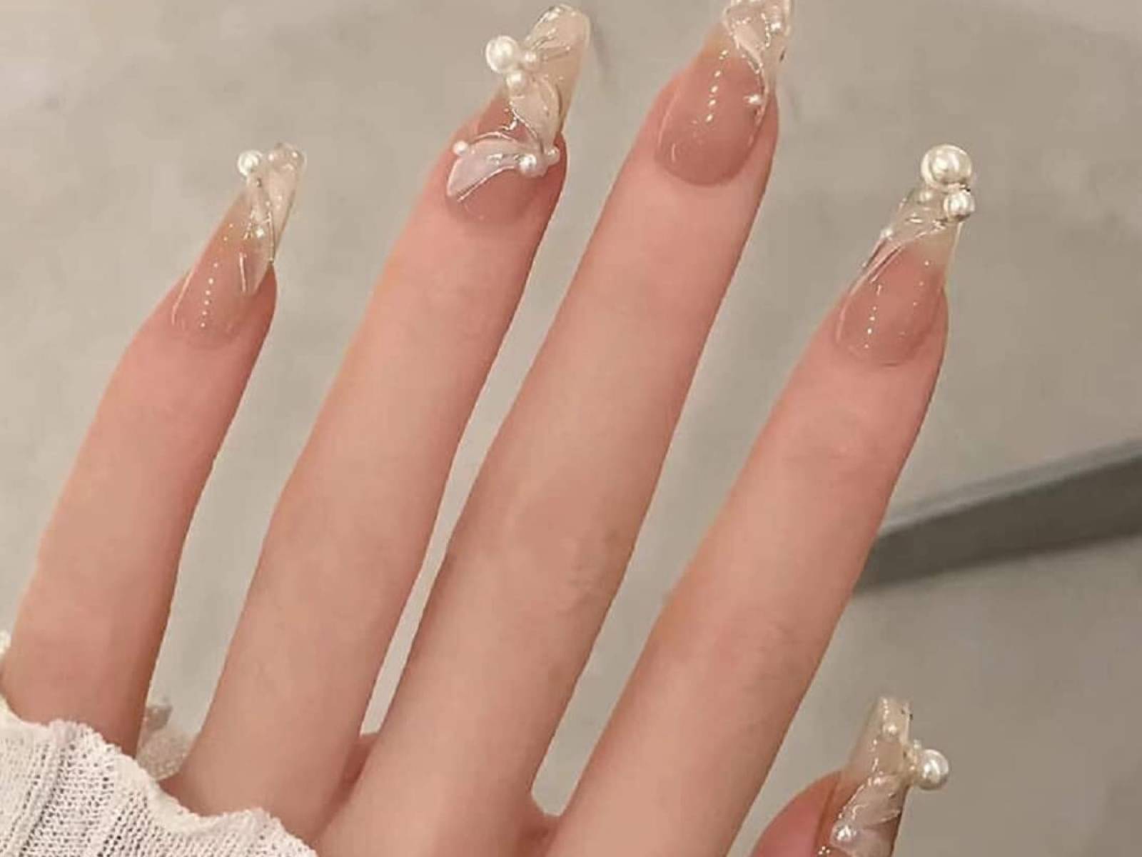 The Pink Truck Set of 24 Artificial Reusable Nails In Ivory With Pearl Studs Design With Glue The Pink Truck Set of 24 Artificial Reusable Nails In Ivory With Pearl Studs Design With Glue