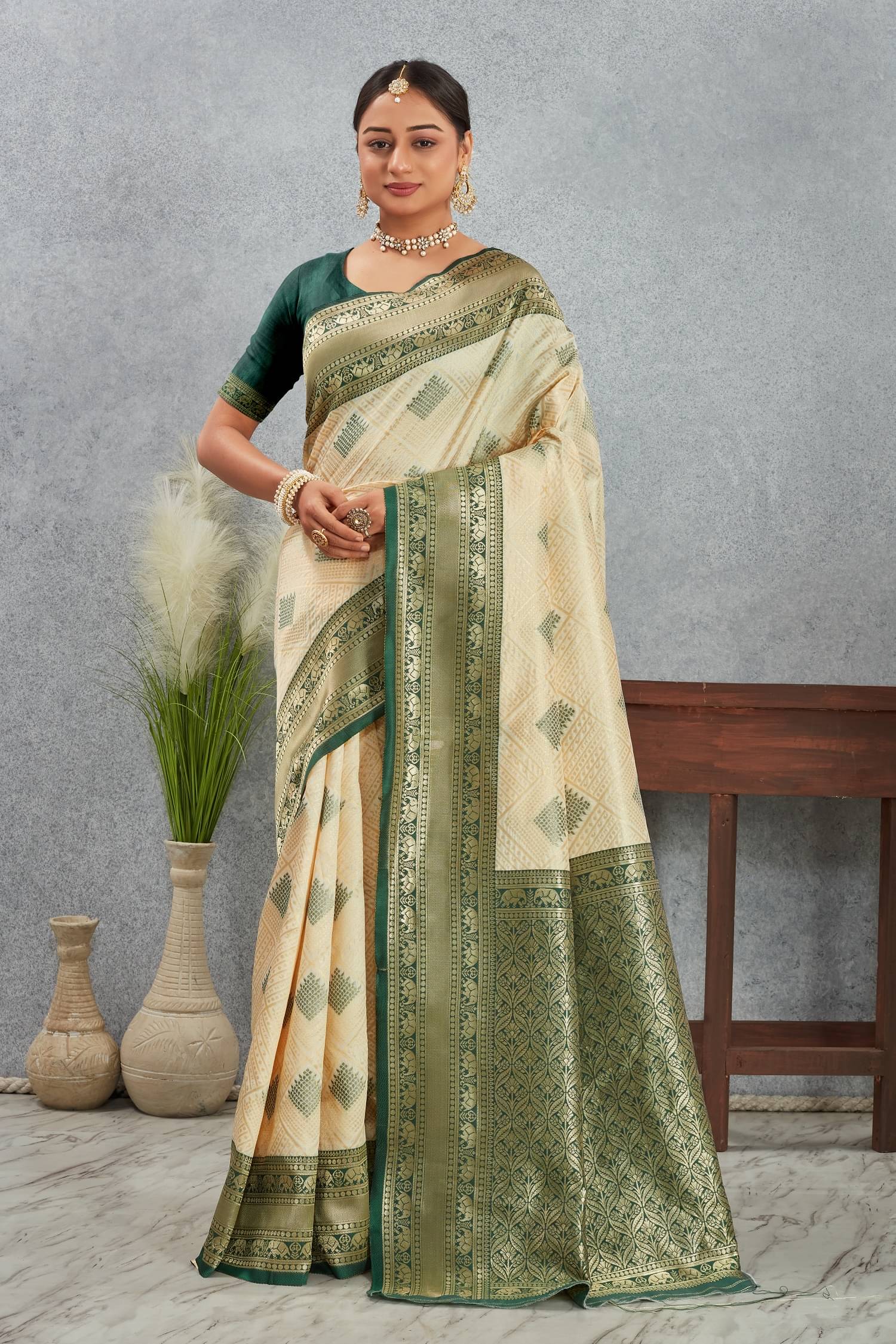 JULEE Silk Solid Saree With Unstitched Blouse Piece ( White ) JULEE Silk Solid Saree With Unstitched Blouse Piece ( White )