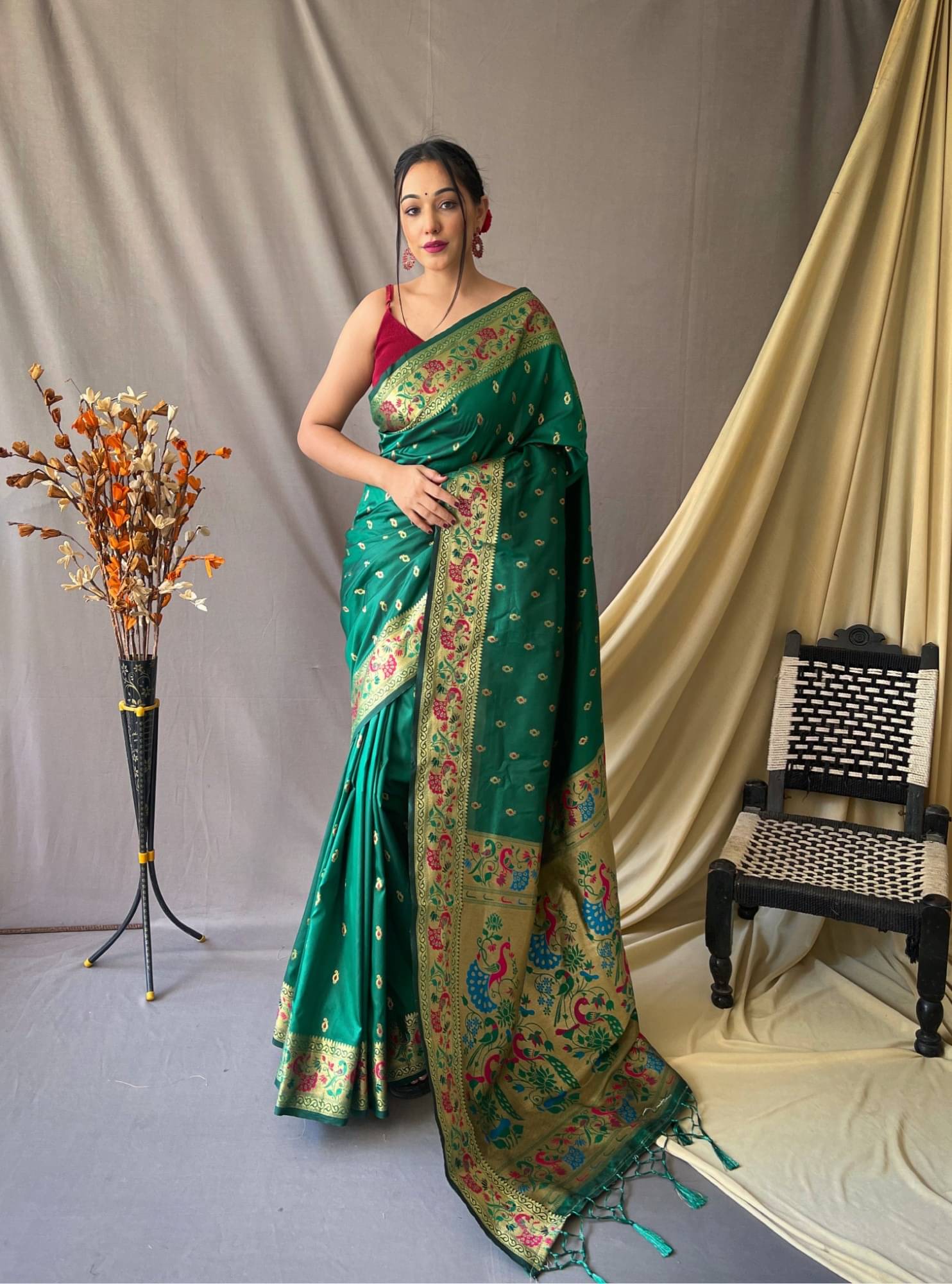     			Rangtulika Ethnics Silk Woven Banarasi saree With Unstitched Blouse Piece ( Green )