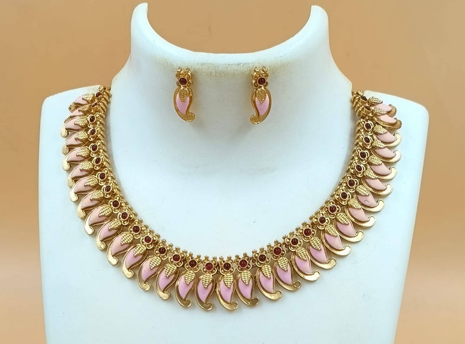    			Shilpa Creation Pink Alloy Necklace Set ( Pack of 1 )
