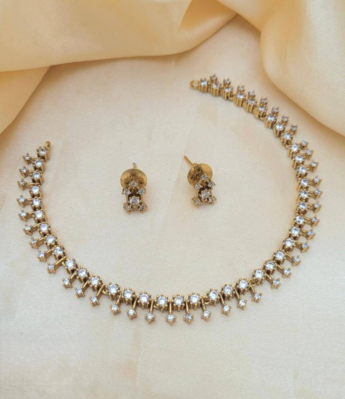     			charming luxe jewel Golden Brass Necklace Set ( Pack of 1 )