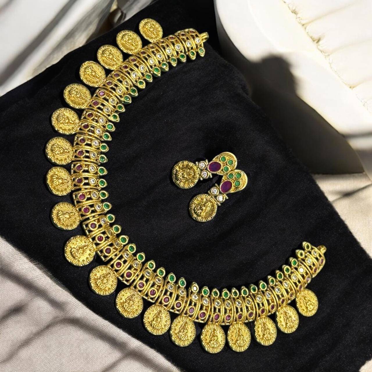     			charming luxe jewel Golden Brass Necklace Set ( Pack of 1 )