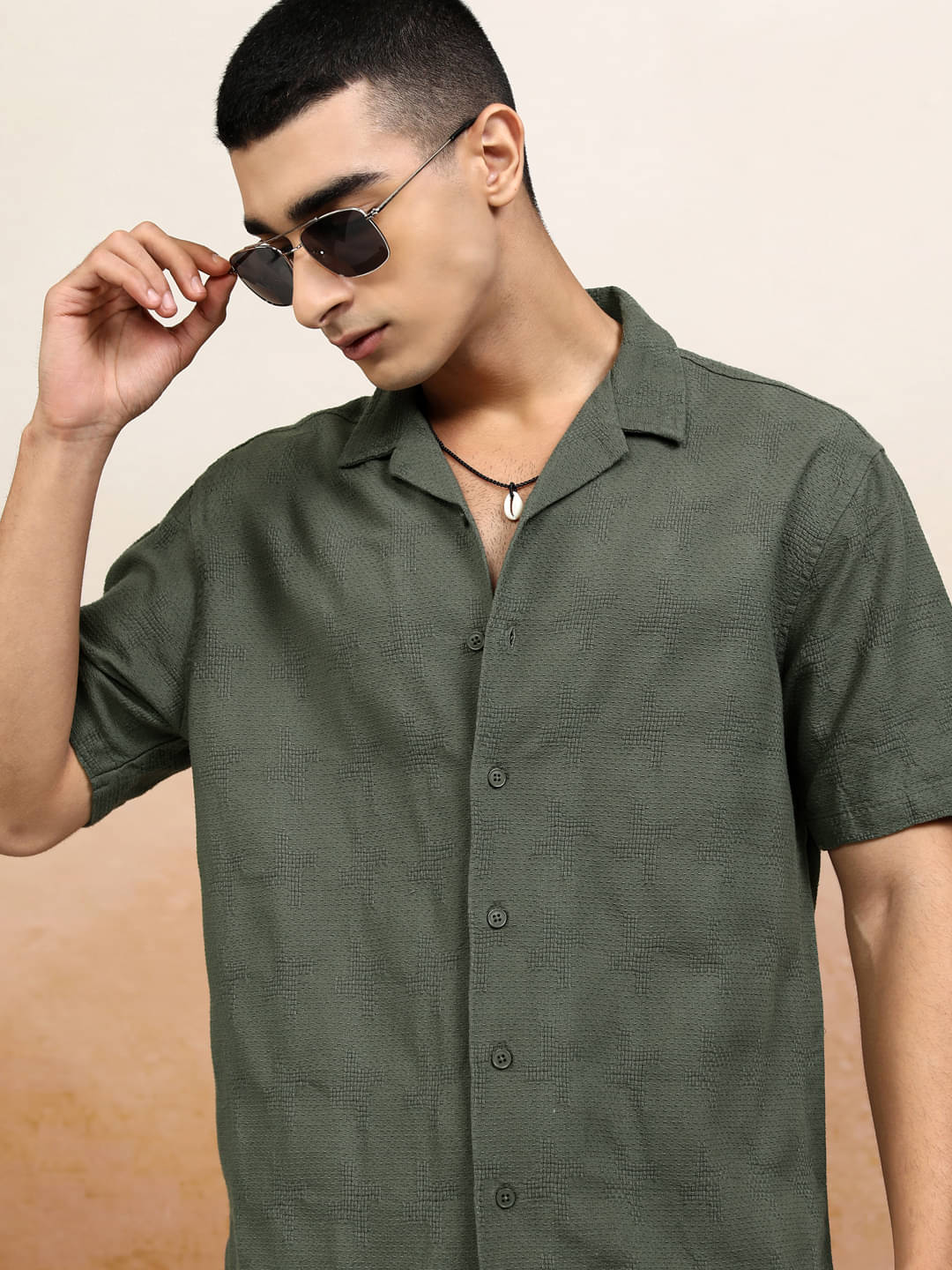    			Highlander 100% Cotton Relaxed Fit Solids Half Sleeves Men's Casual Shirt - Olive ( Pack of 1 )