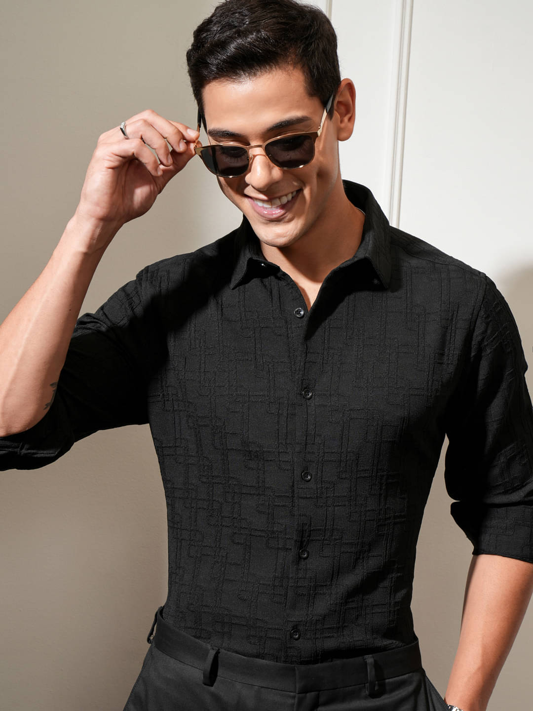     			Locomotive Poly Cotton Slim Fit Self Design Full Sleeves Men's Casual Shirt - Black ( Pack of 1 )