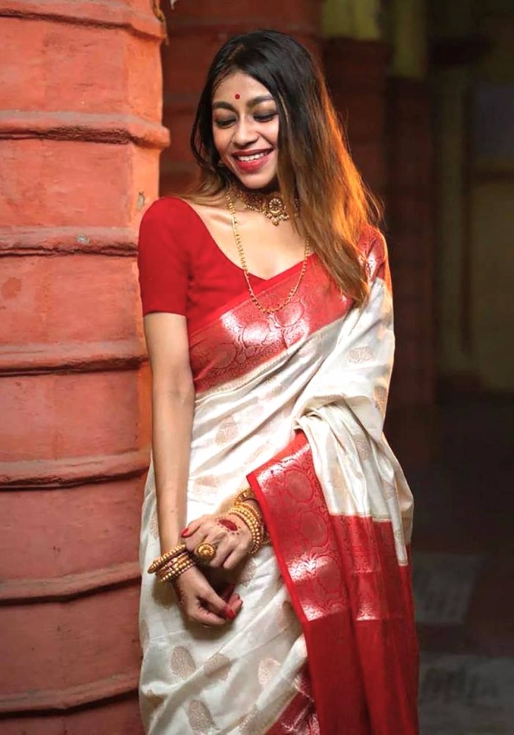 Rv fashion Cotton Silk Woven Saree With Unstitched Blouse Piece ( White ) Rv fashion Cotton Silk Woven Saree With Unstitched Blouse Piece ( White )