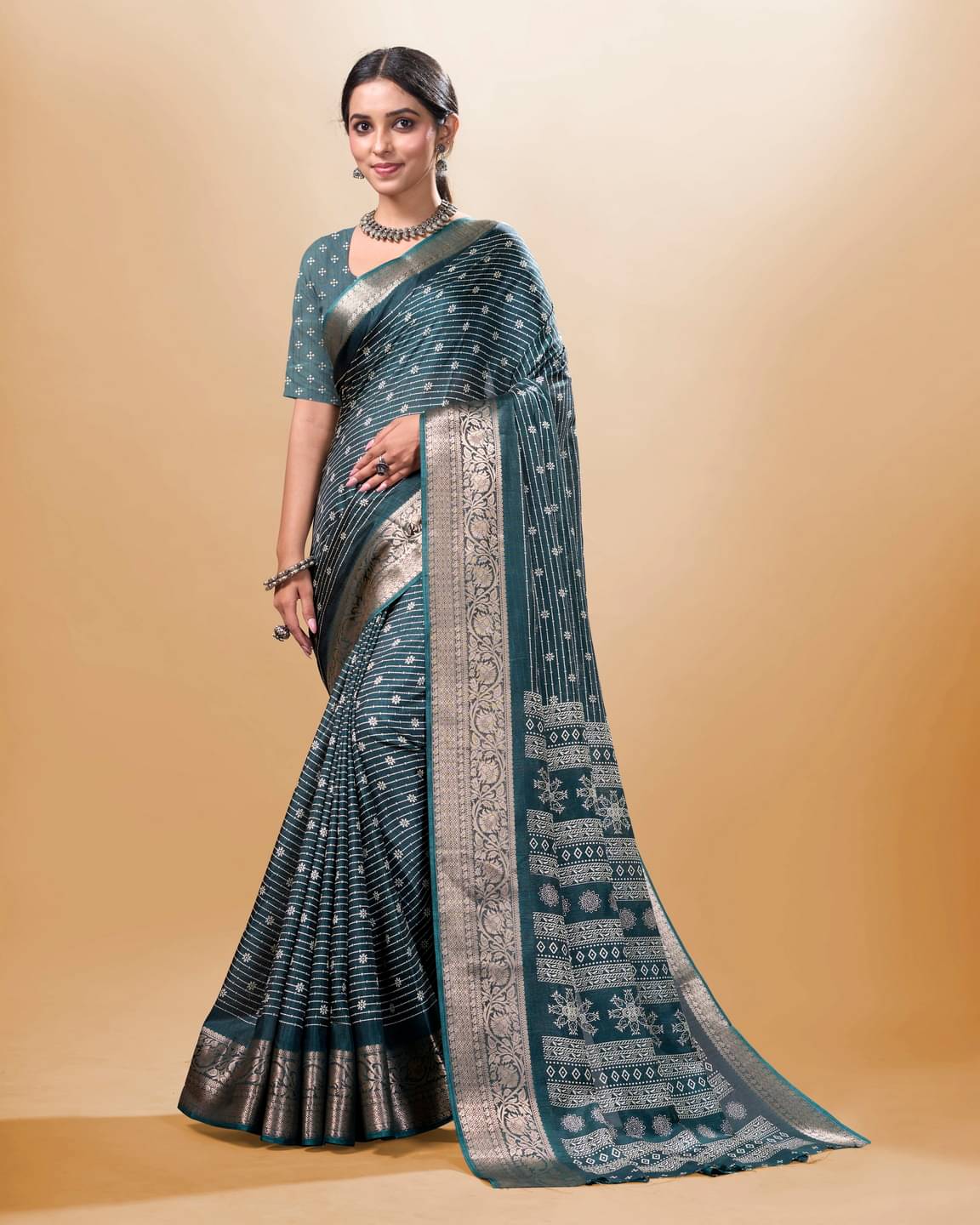 SHIRODHARI Silk Blend Printed Ilkal Saree With Unstitched Blouse Piece ( Green ) SHIRODHARI Silk Blend Printed Ilkal Saree With Unstitched Blouse Piece ( Green )
