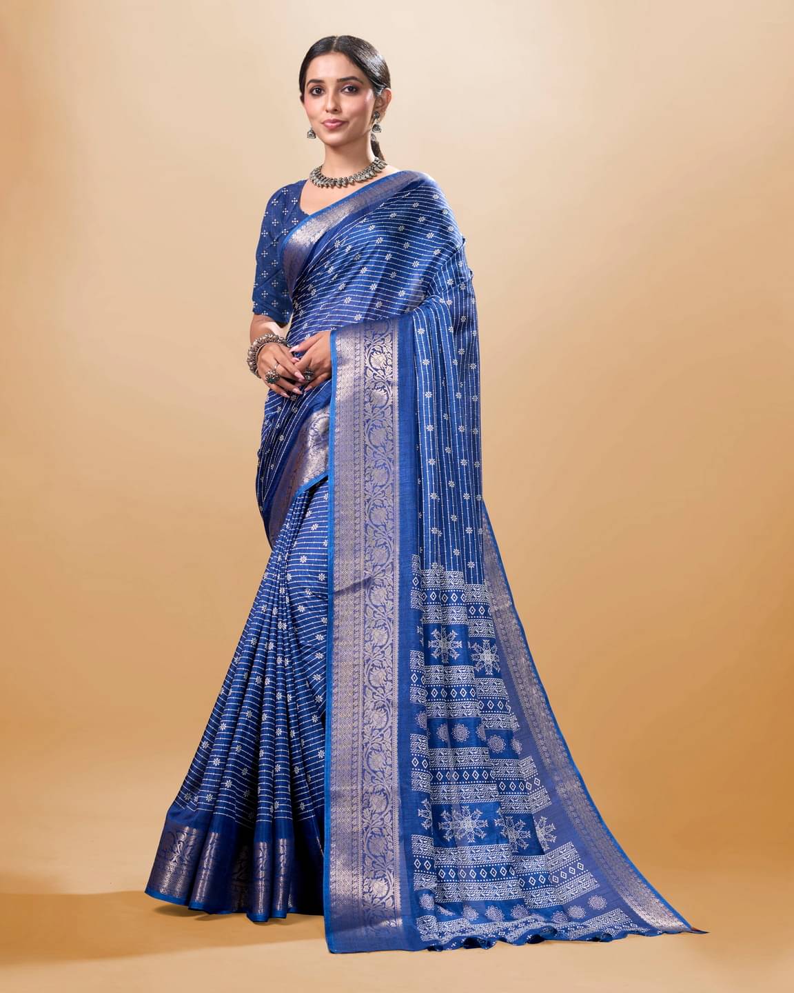     			SHIRODHARI Silk Blend Printed Ilkal Saree With Unstitched Blouse Piece ( Navy Blue )