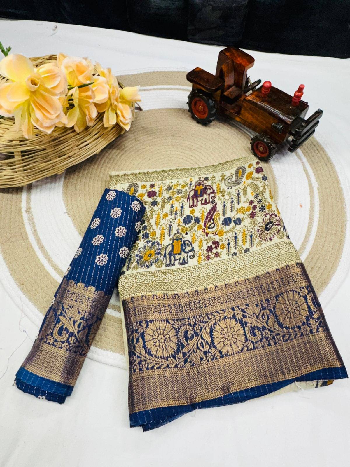     			SHIRODHARI Silk Blend Printed Ilkal Saree With Unstitched Blouse Piece ( Navy Blue )