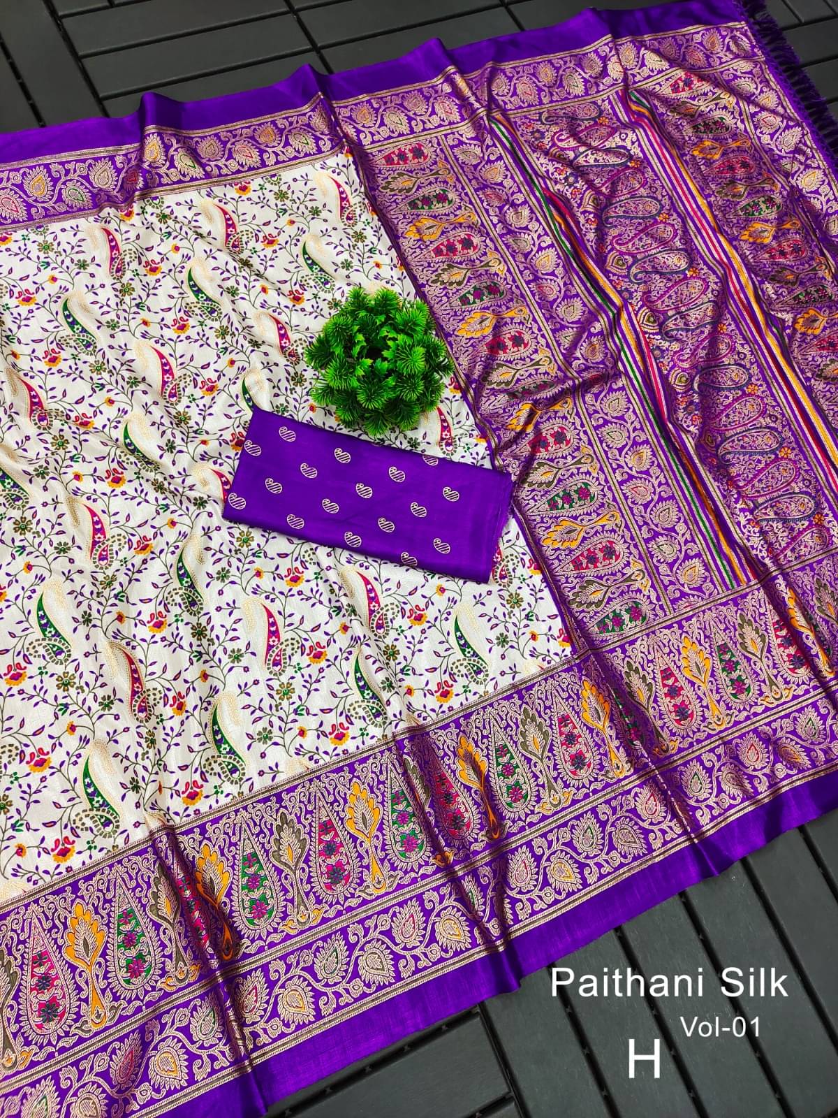 SHIRODHARI Silk Blend Printed Ilkal Saree With Unstitched Blouse Piece ( Purple ) SHIRODHARI Silk Blend Printed Ilkal Saree With Unstitched Blouse Piece ( Purple )