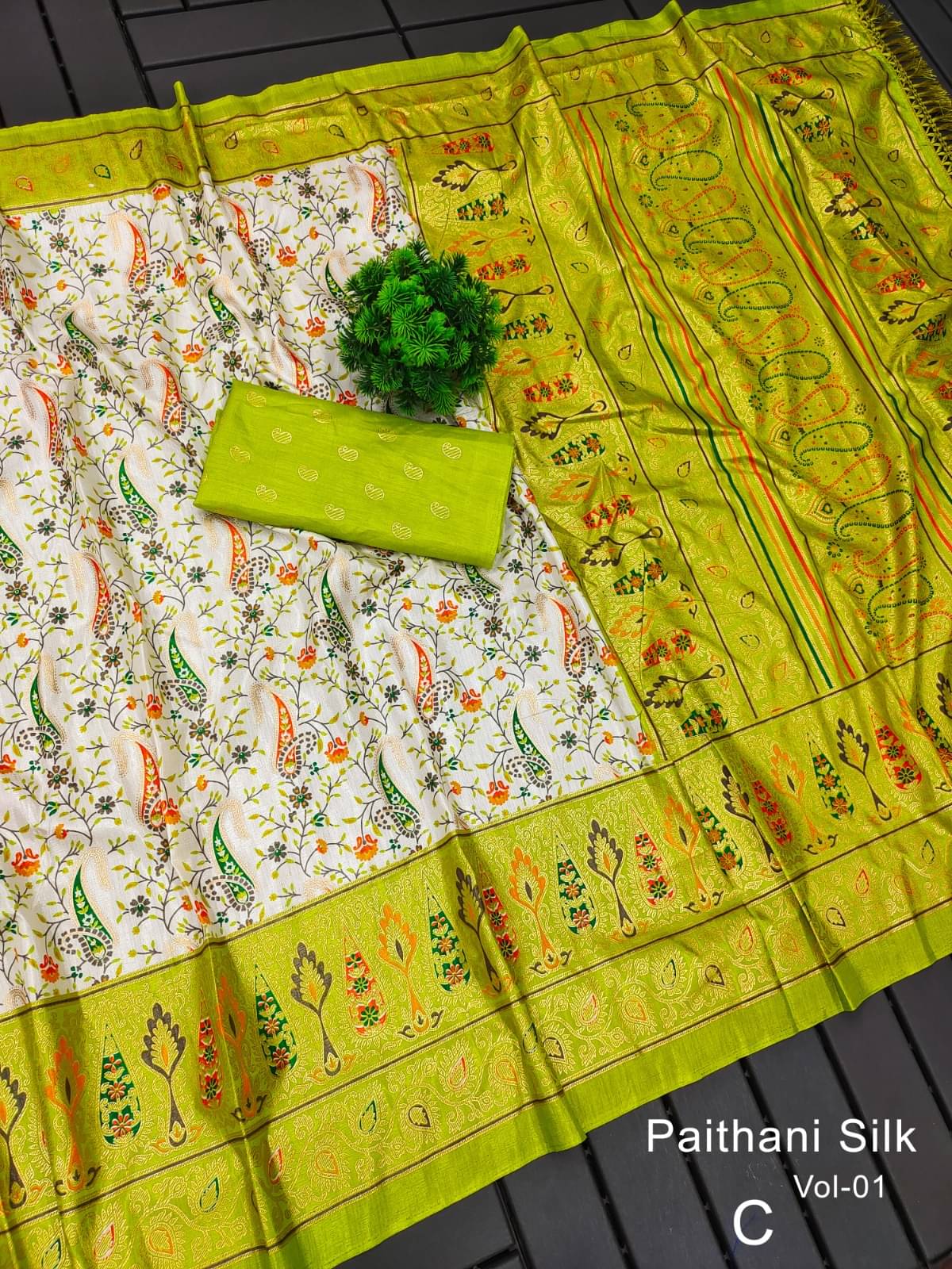     			SHIRODHARI Silk Blend Printed Ilkal Saree With Unstitched Blouse Piece ( Light Green )