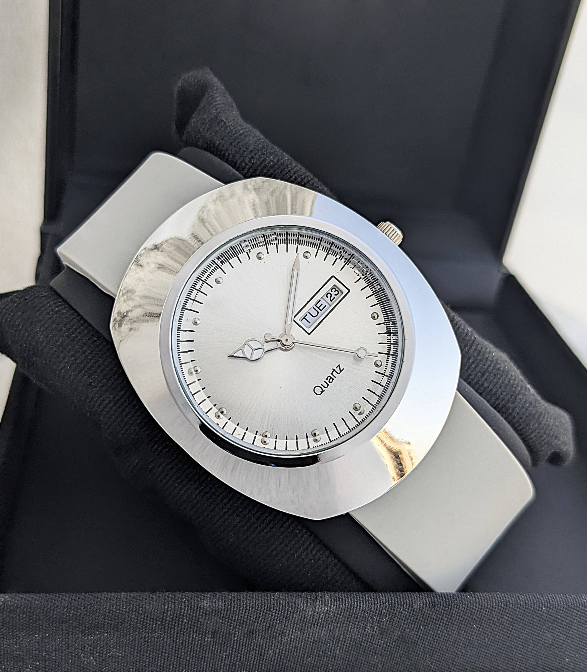     			ZETWAL Silver Silicon Analog Men's Watch