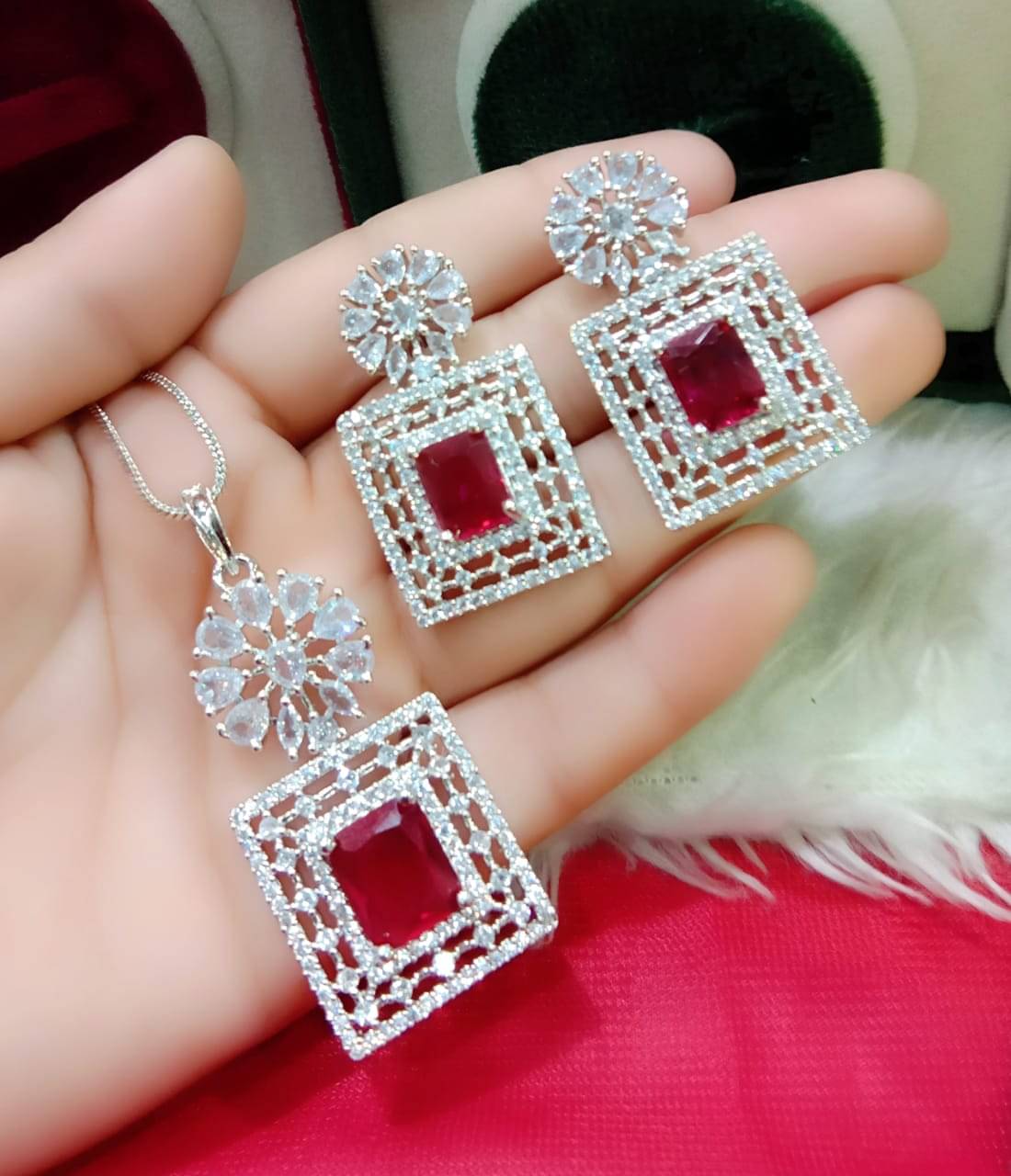     			Ladymania Red Pendant set ( Pack of 1 )