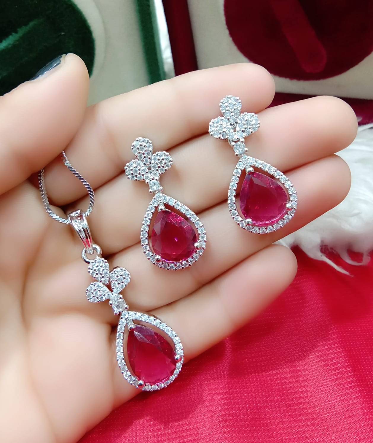     			Ladymania Red Pendant set ( Pack of 1 )