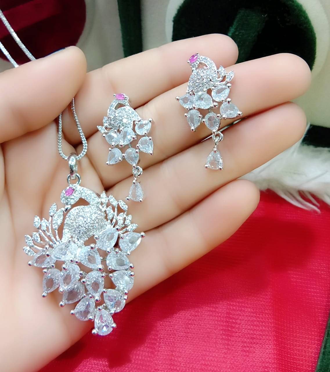     			Ladymania White Pendant set ( Pack of 1 )