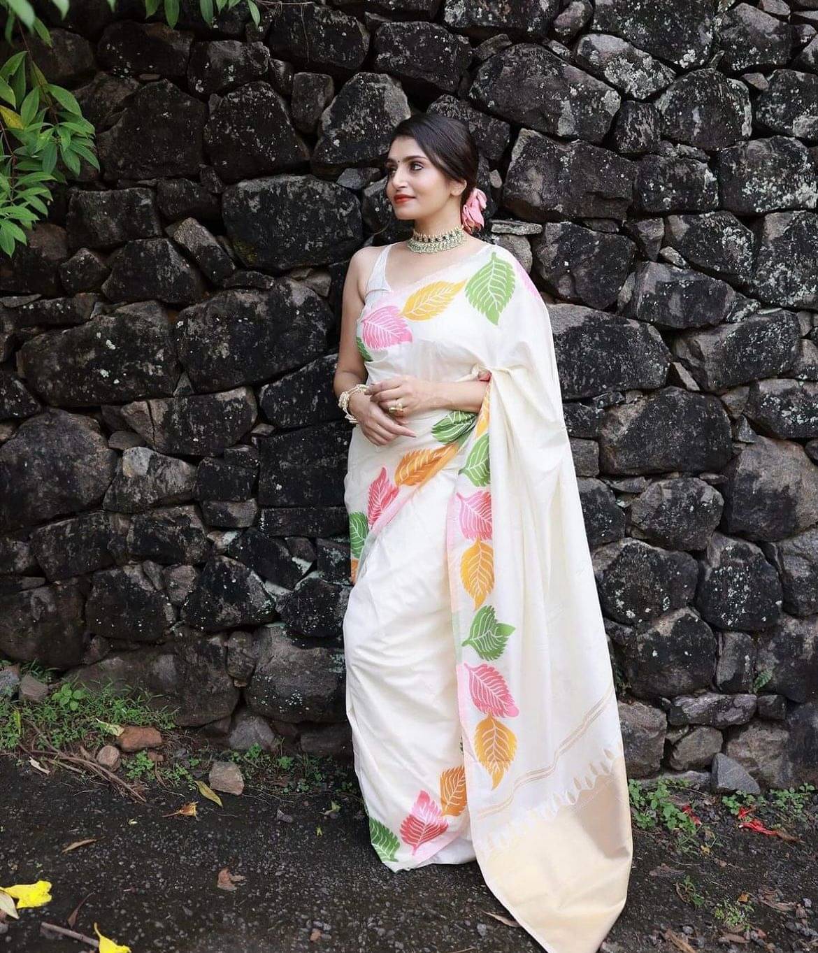Rameshwaram creative Silk Woven Banarasi saree With Unstitched Blouse Piece ( White ) Rameshwaram creative Silk Woven Banarasi saree With Unstitched Blouse Piece ( White )