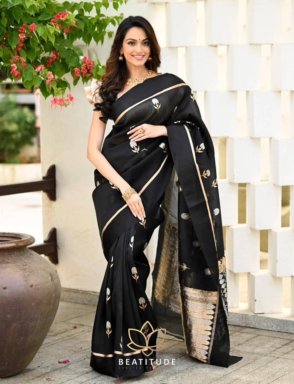 Rameshwaram creative Silk Woven Banarasi saree With Unstitched Blouse Piece ( Black,Gold,Silver )     			Rameshwaram creative Silk Woven Banarasi saree With Unstitched Blouse Piece ( Black,Gold,Silver )