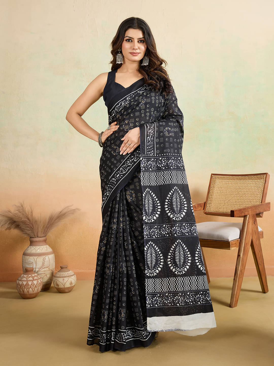 SHANVIKA Cotton Printed Saree Without Blouse Piece ( Black ) SHANVIKA Cotton Printed Saree Without Blouse Piece ( Black )