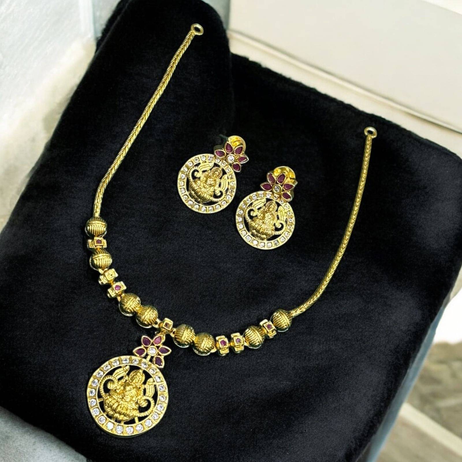     			KC JEWELS Golden Brass Necklace Set ( Pack of 1 )