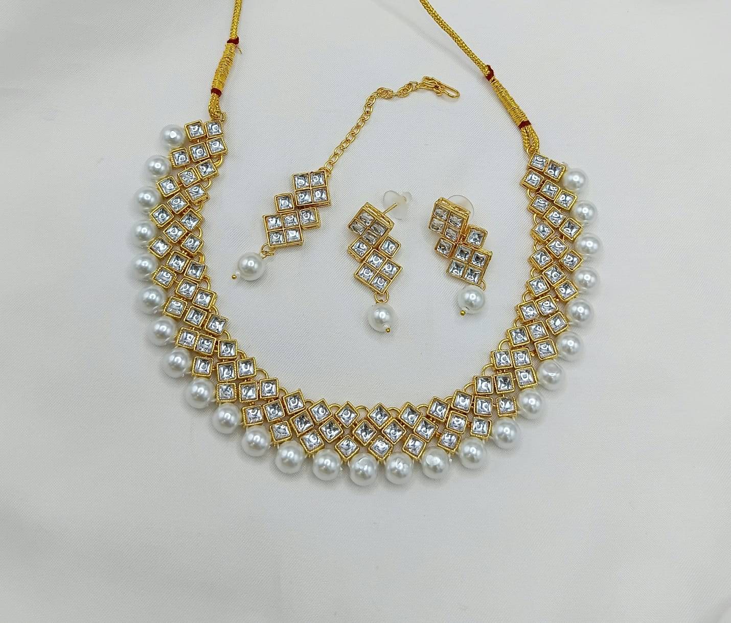     			Padmawati White Alloy Necklace Set ( Pack of 1 )