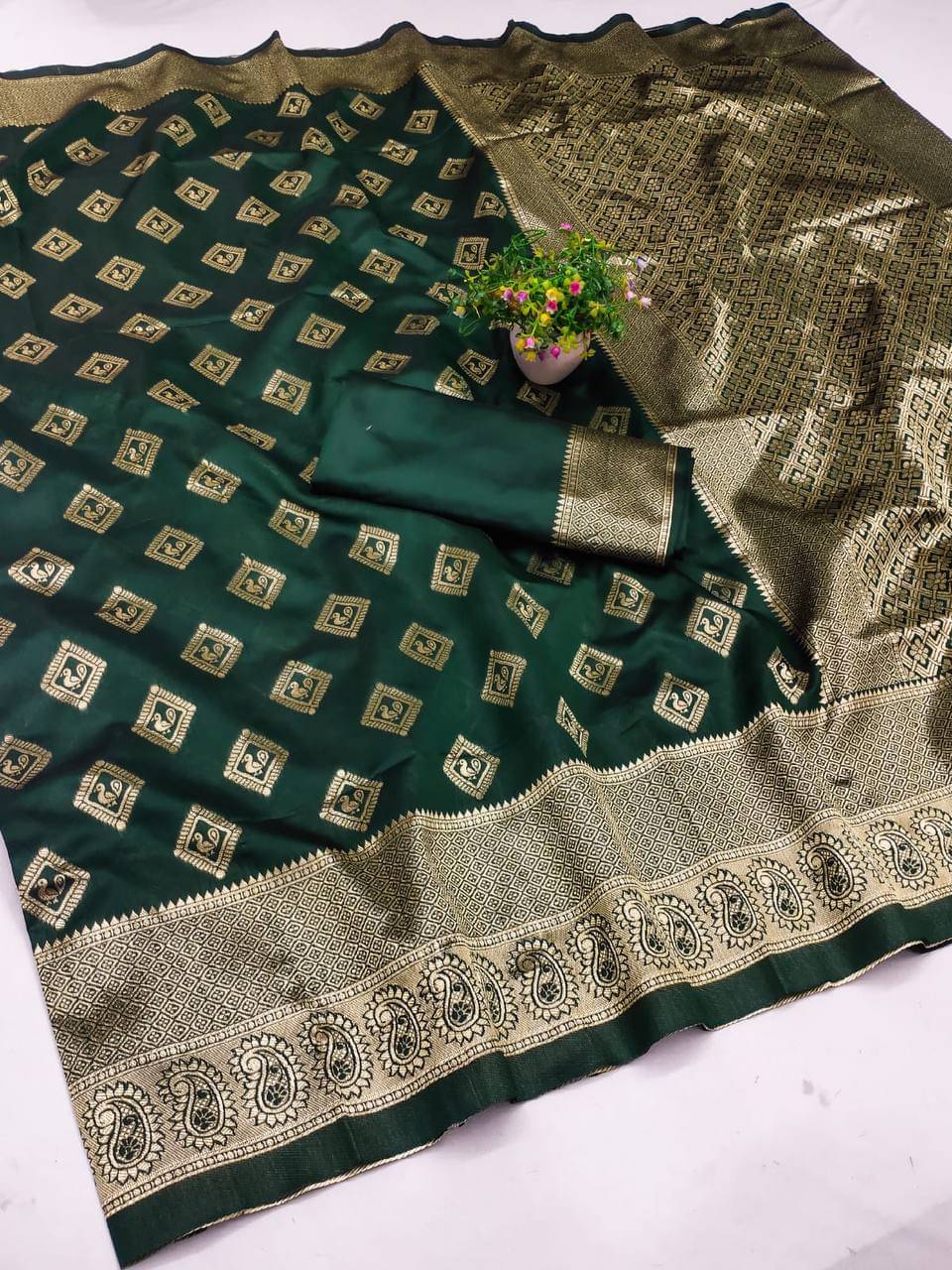 fab woven Art Silk Woven Kanjeevaram Sarees With Unstitched Blouse Piece ( Green )     			fab woven Art Silk Woven Kanjeevaram Sarees With Unstitched Blouse Piece ( Green )