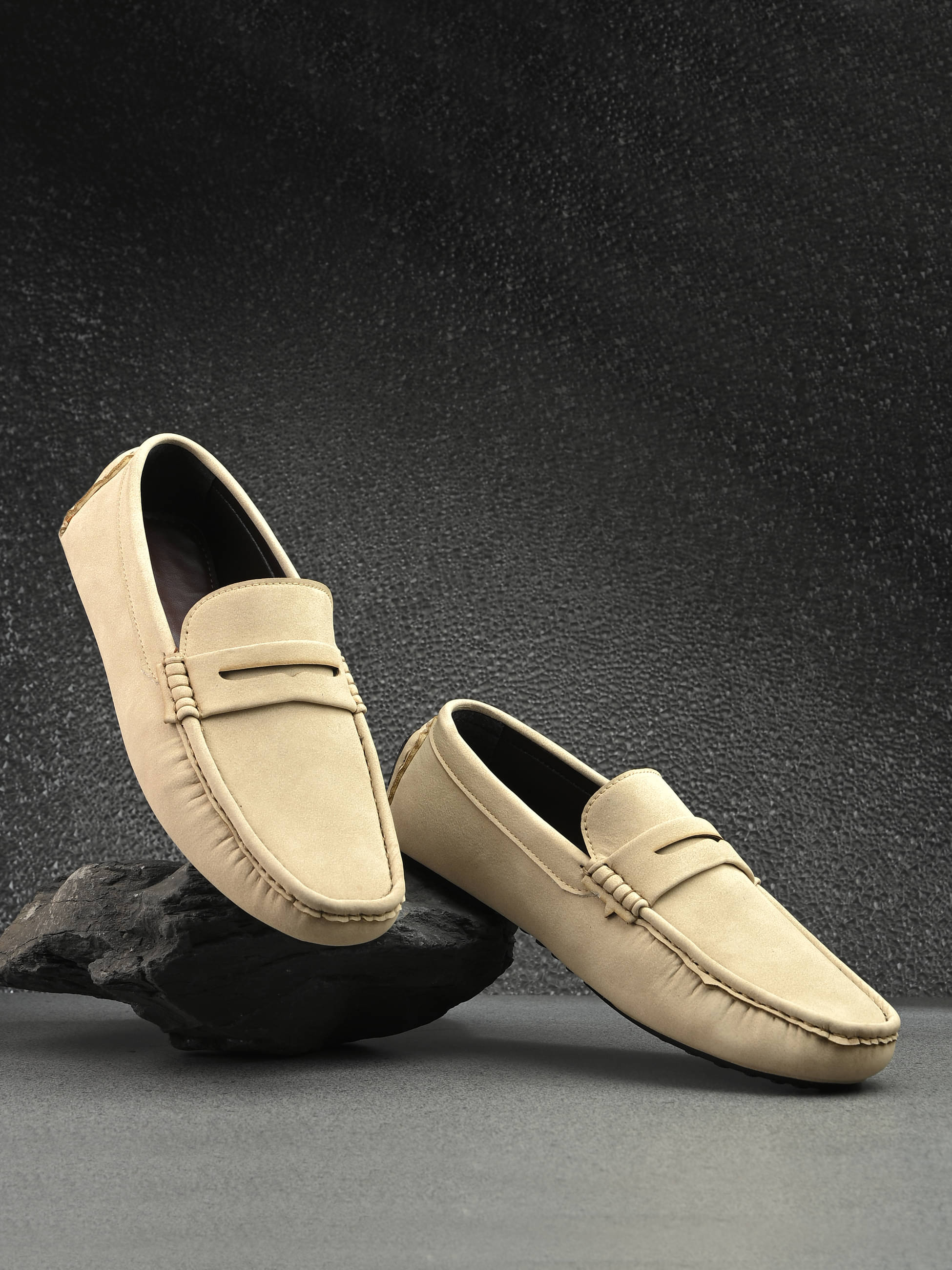     			BIZZARO Off White Men's Slip on Shoes