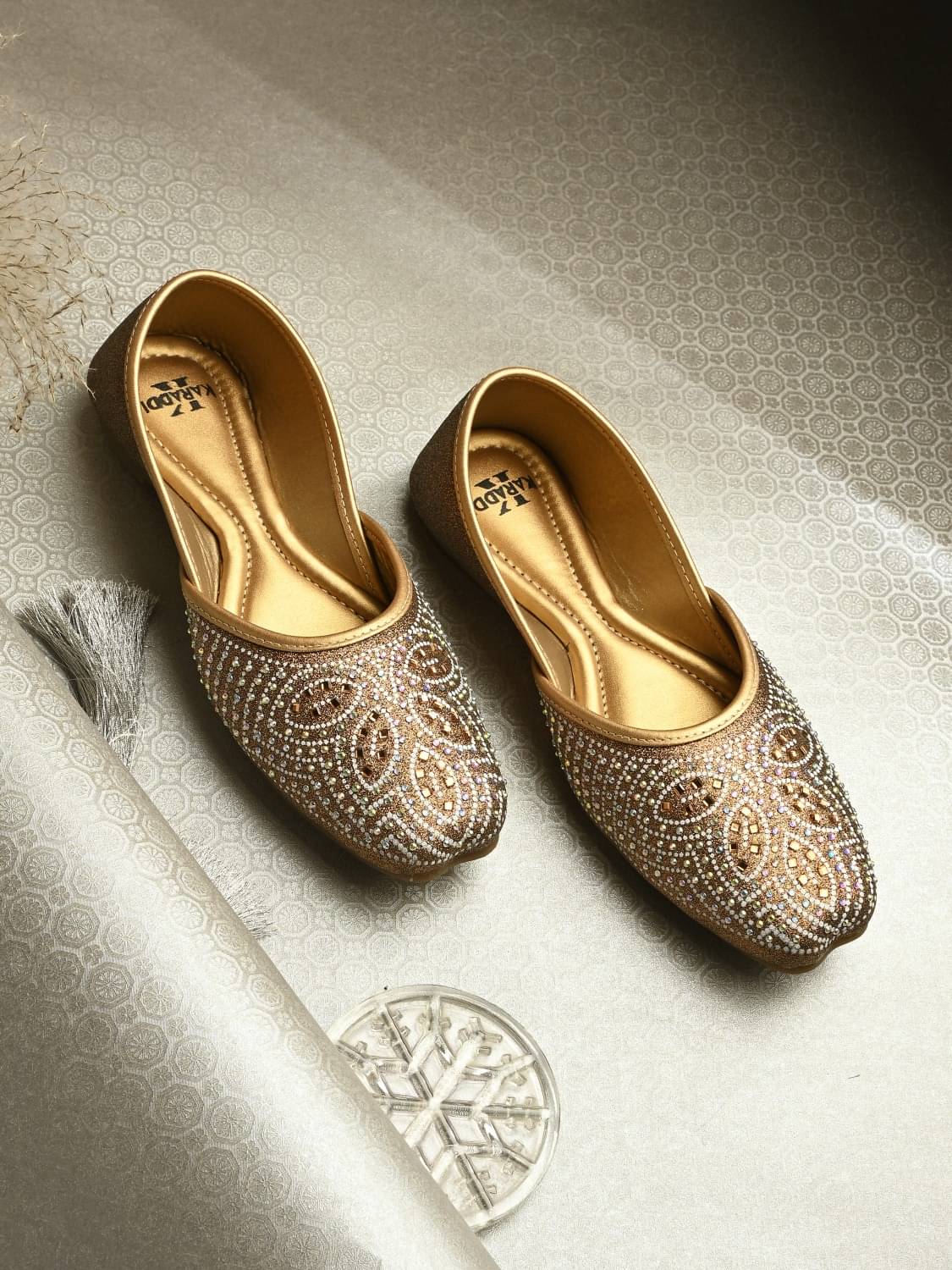     			KARADDI Bronze Women's Juttis