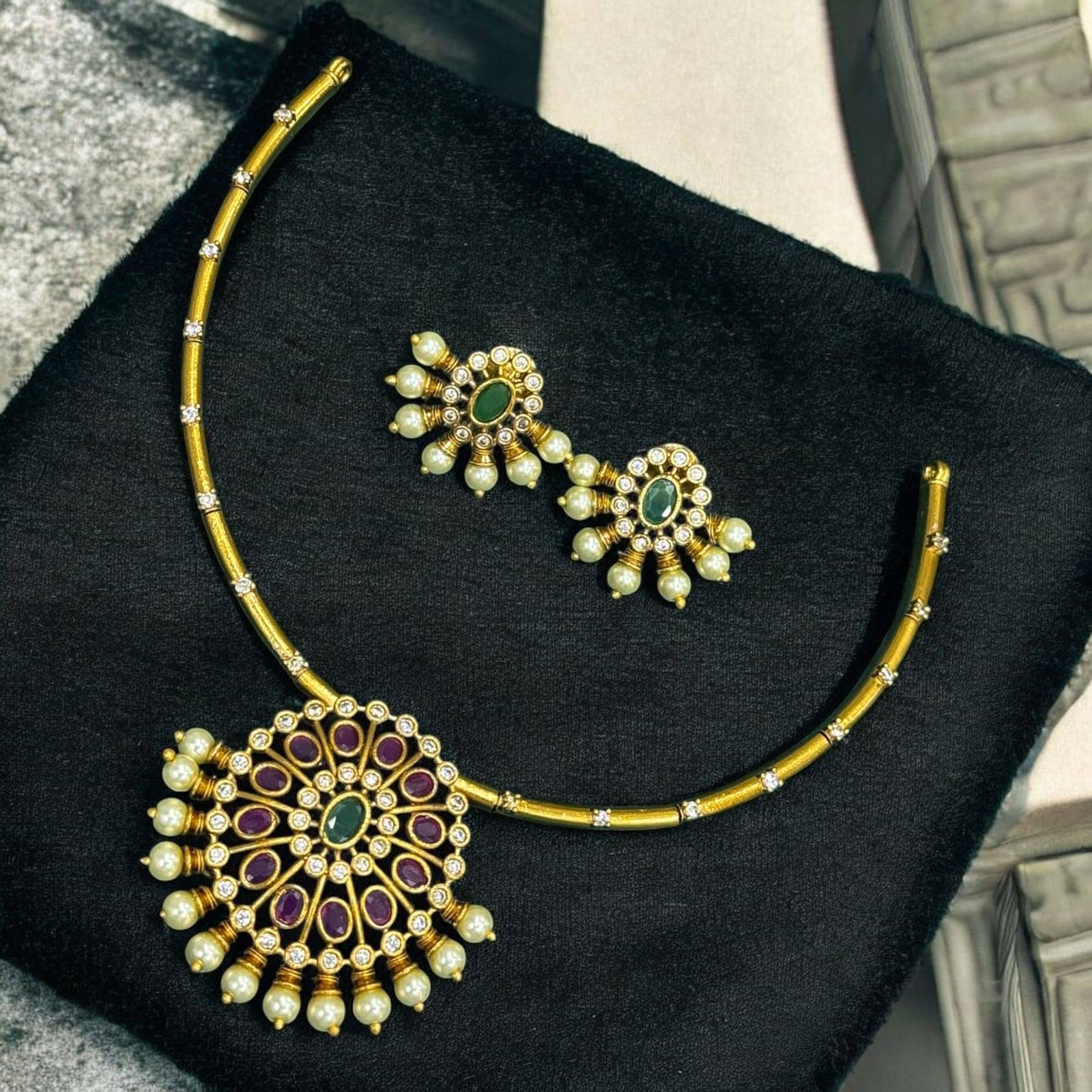     			KC JEWELS Golden Brass Necklace Set ( Pack of 1 )