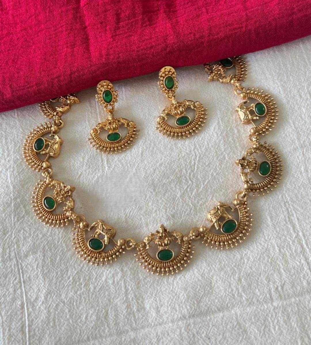     			Yuzi Jewells Green Alloy Necklace Set ( Pack of 1 )