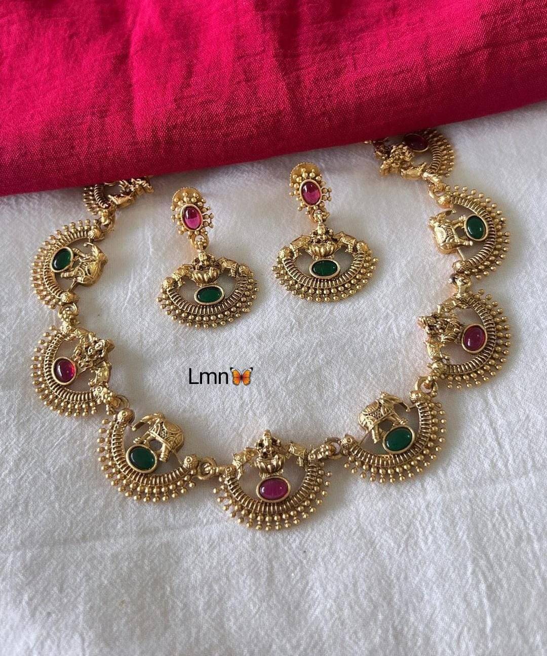     			Yuzi Jewells Multi Color Alloy Necklace Set ( Pack of 1 )