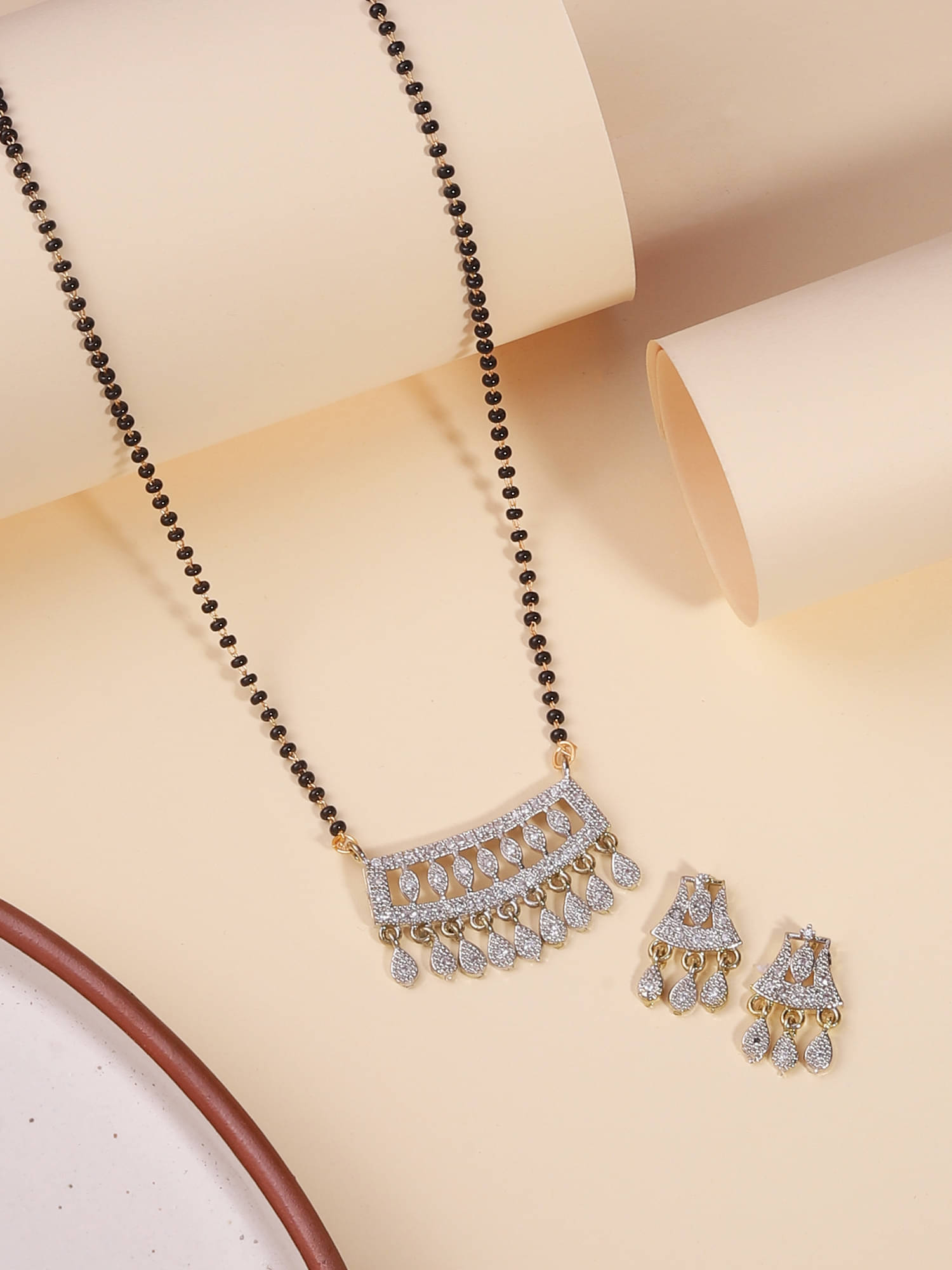 gilher White Mangalsutra Set ( Pack of 1 )     			gilher White Mangalsutra Set ( Pack of 1 )