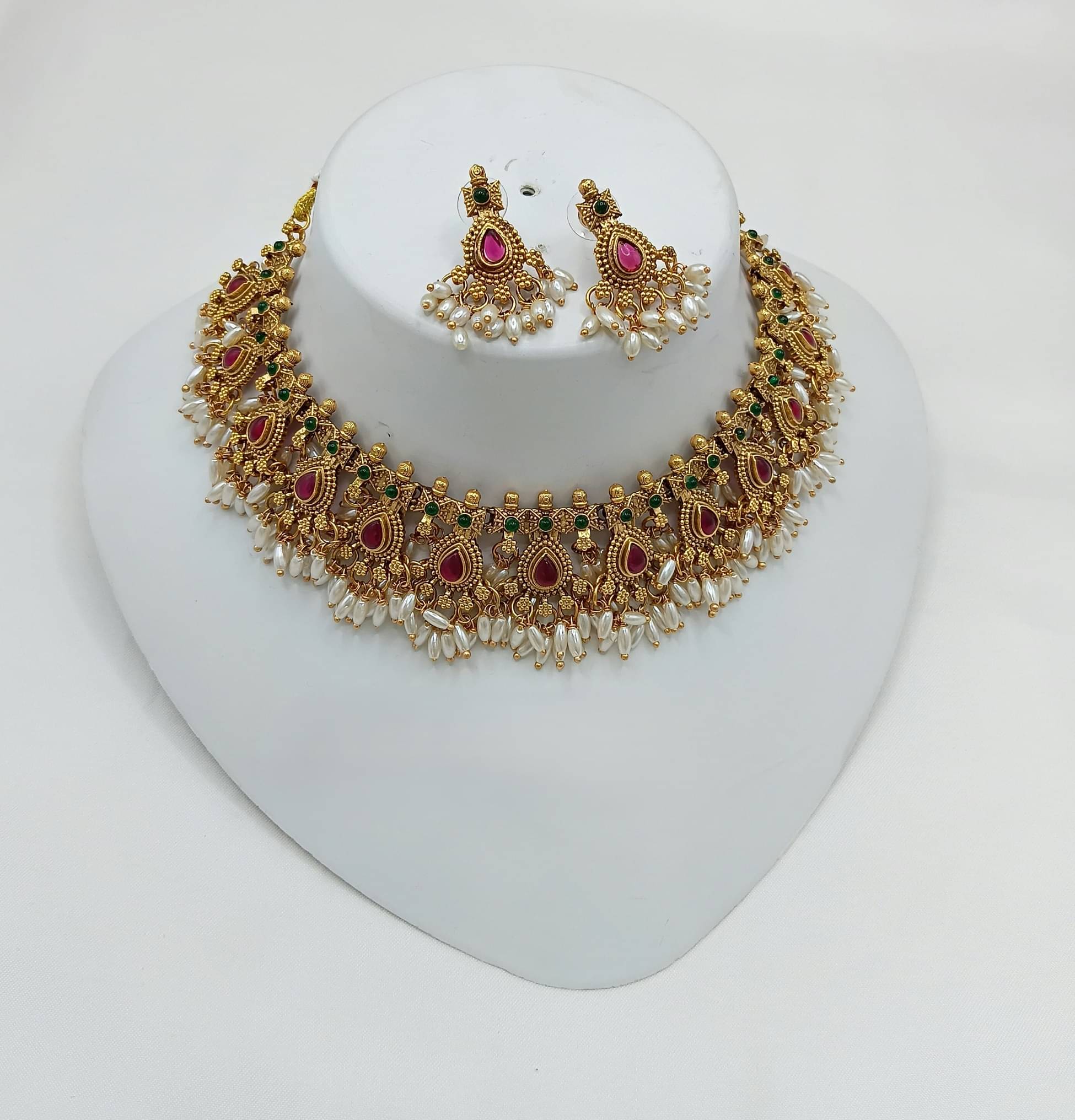     			Yuzi Jewells Multi Color Alloy Necklace Set ( Pack of 1 )