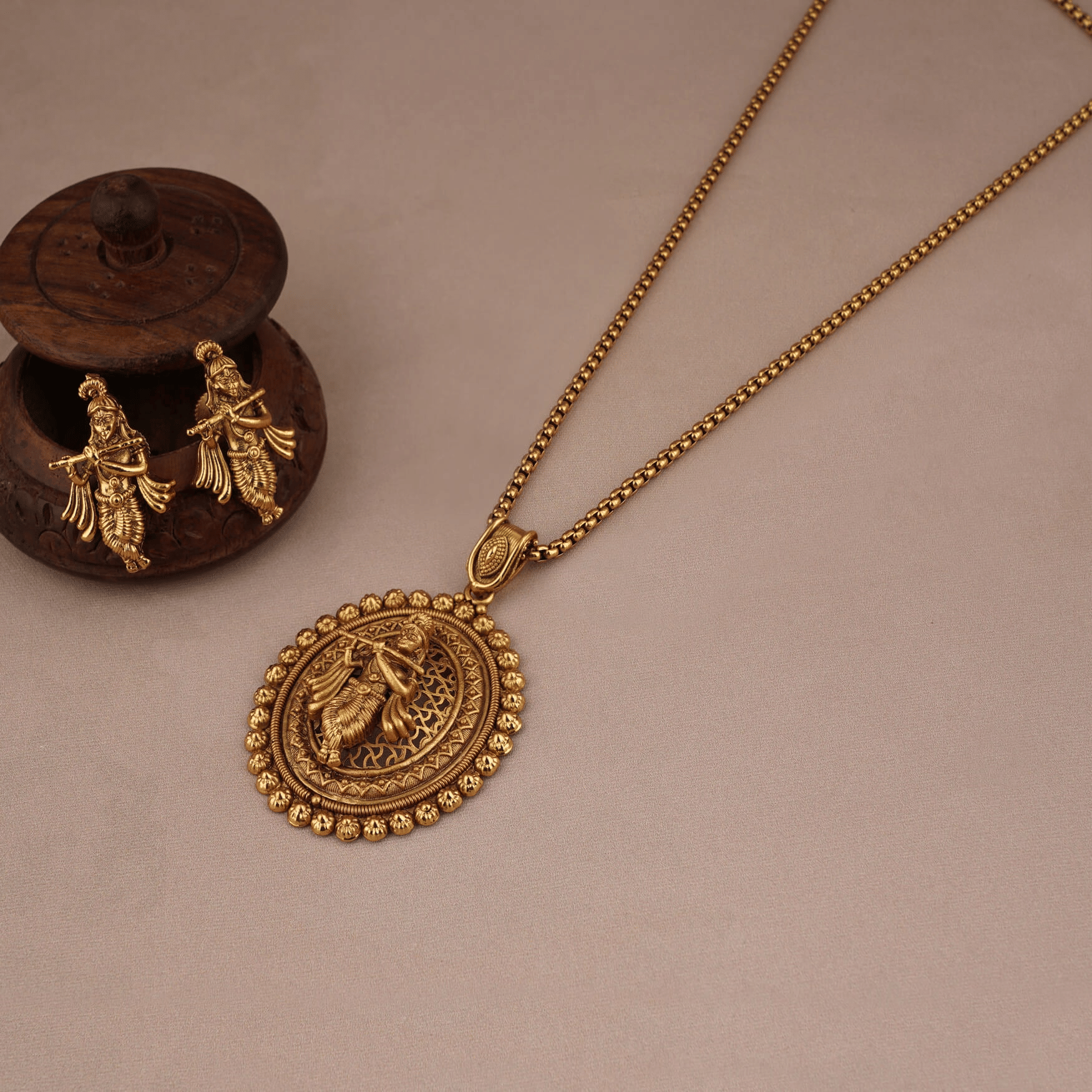     			PUJVI Golden Alloy Necklace Set ( Pack of 1 )