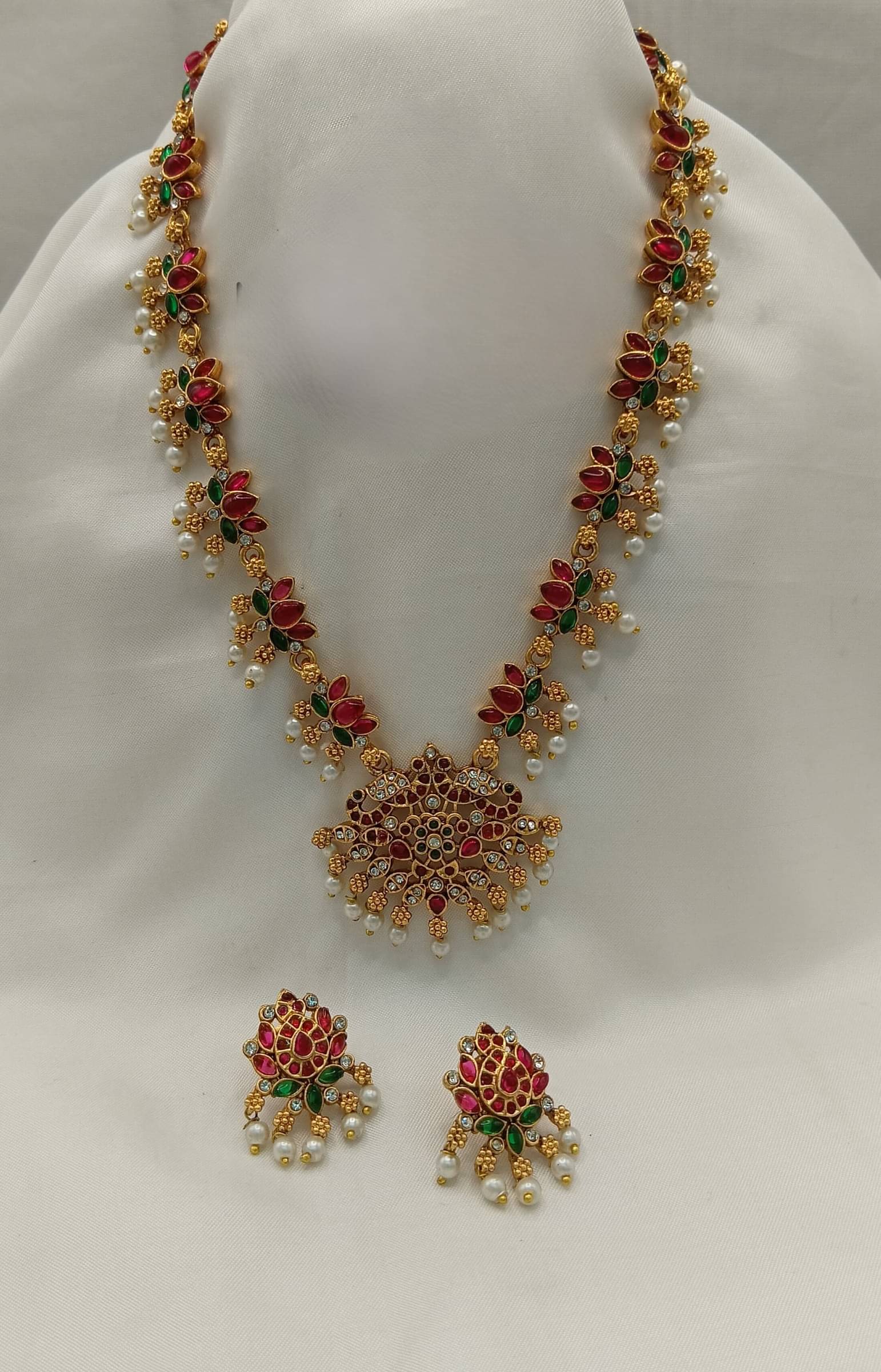     			Yuzi Jewells Multi Color Alloy Necklace Set ( Pack of 1 )