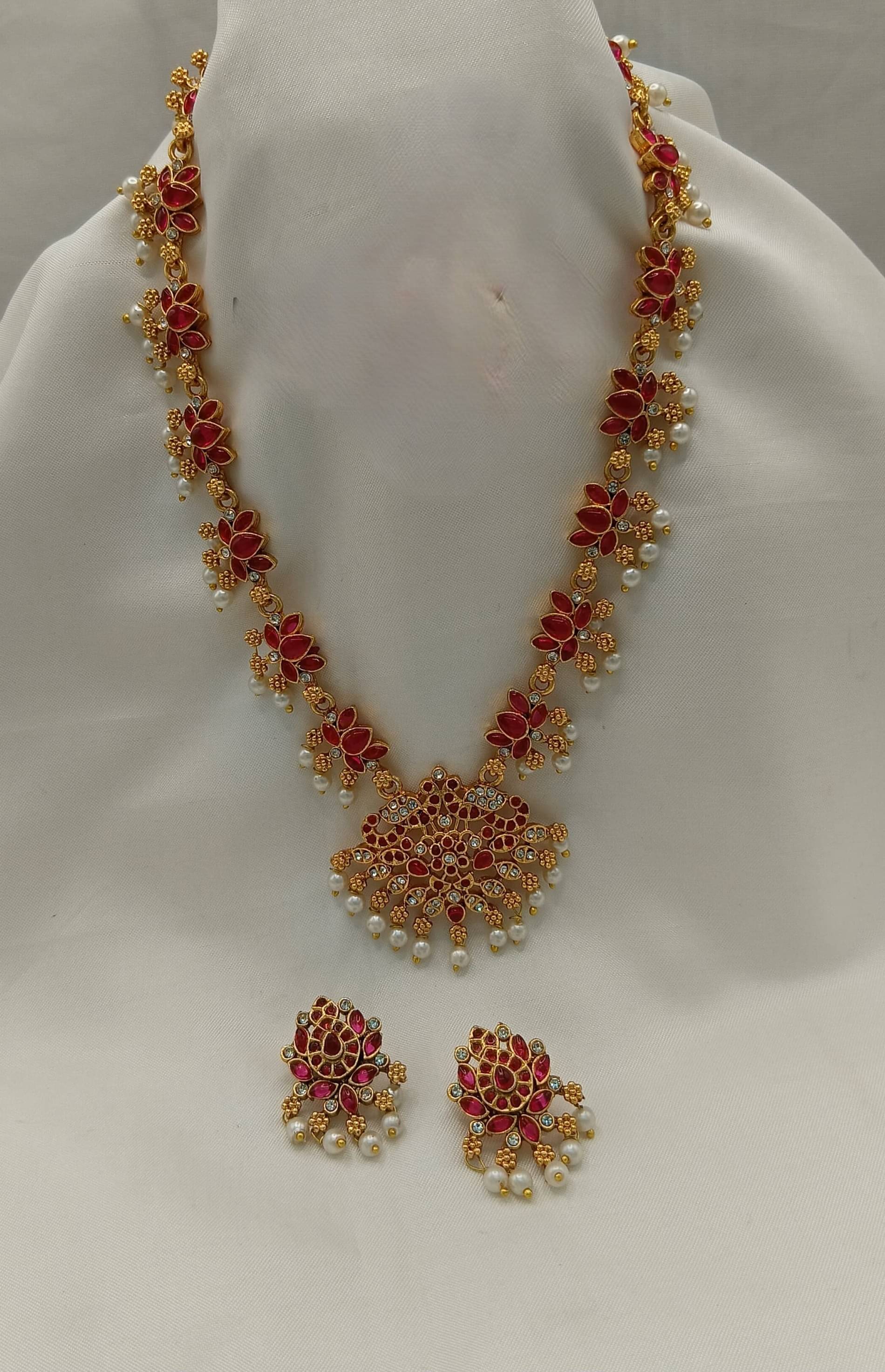     			Yuzi Jewells Red Alloy Necklace Set ( Pack of 1 )