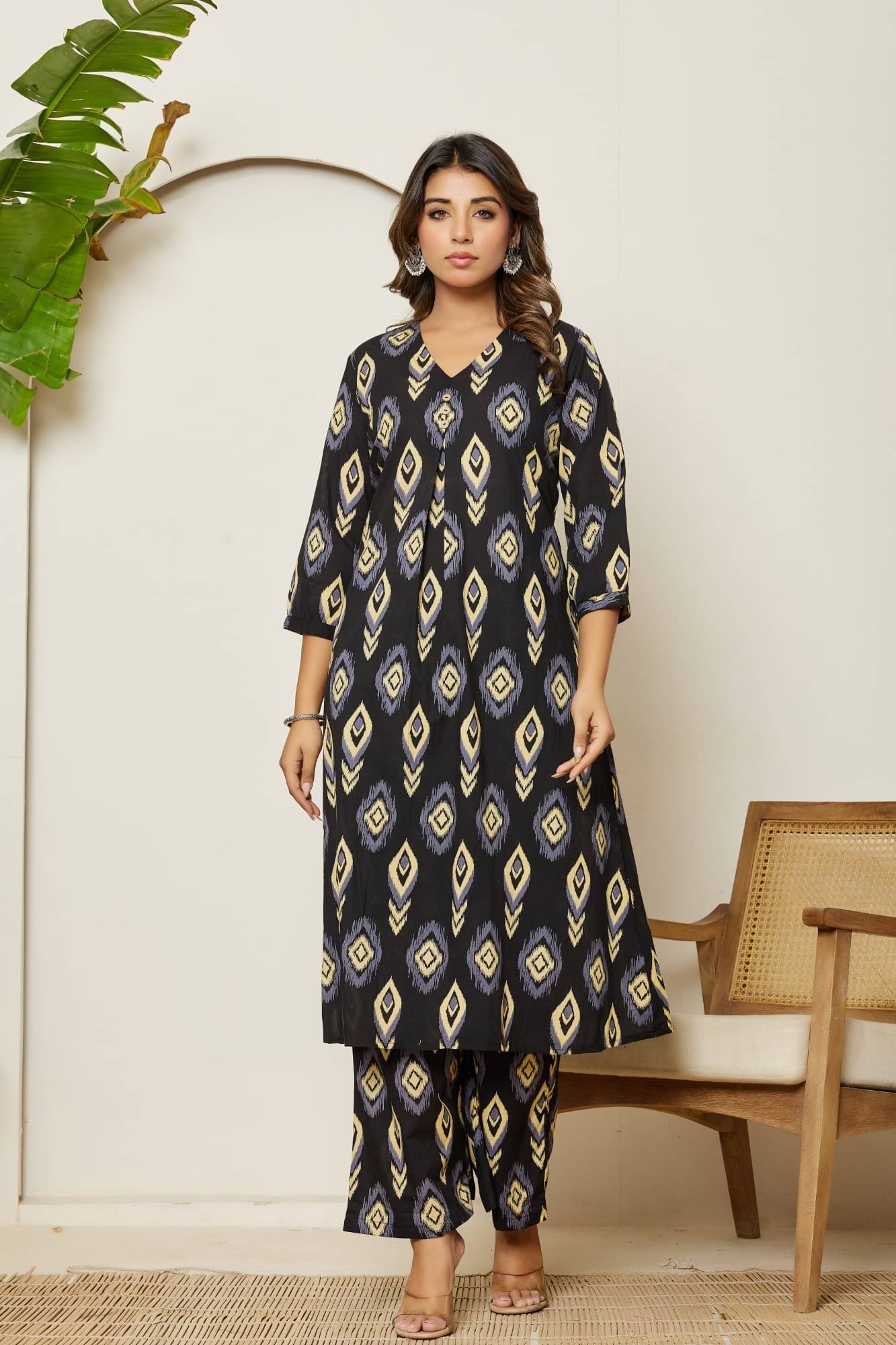 Adaa Women Cotton Printed Straight Kurti With Pants ( Black )     			Adaa Women Cotton Printed Straight Kurti With Pants ( Black )