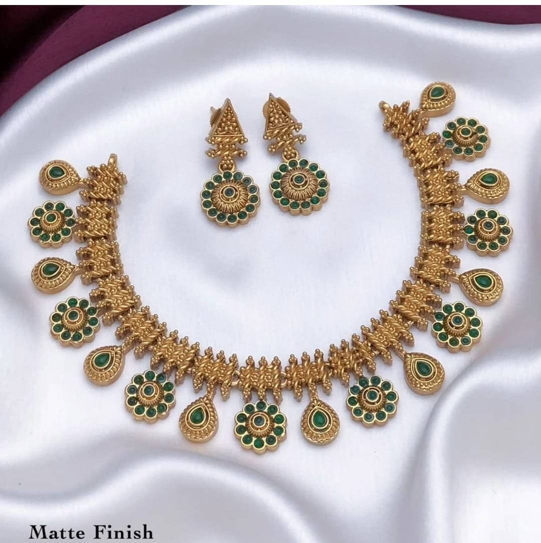    			Shilpa Creation Green Alloy Necklace Set ( Pack of 1 )