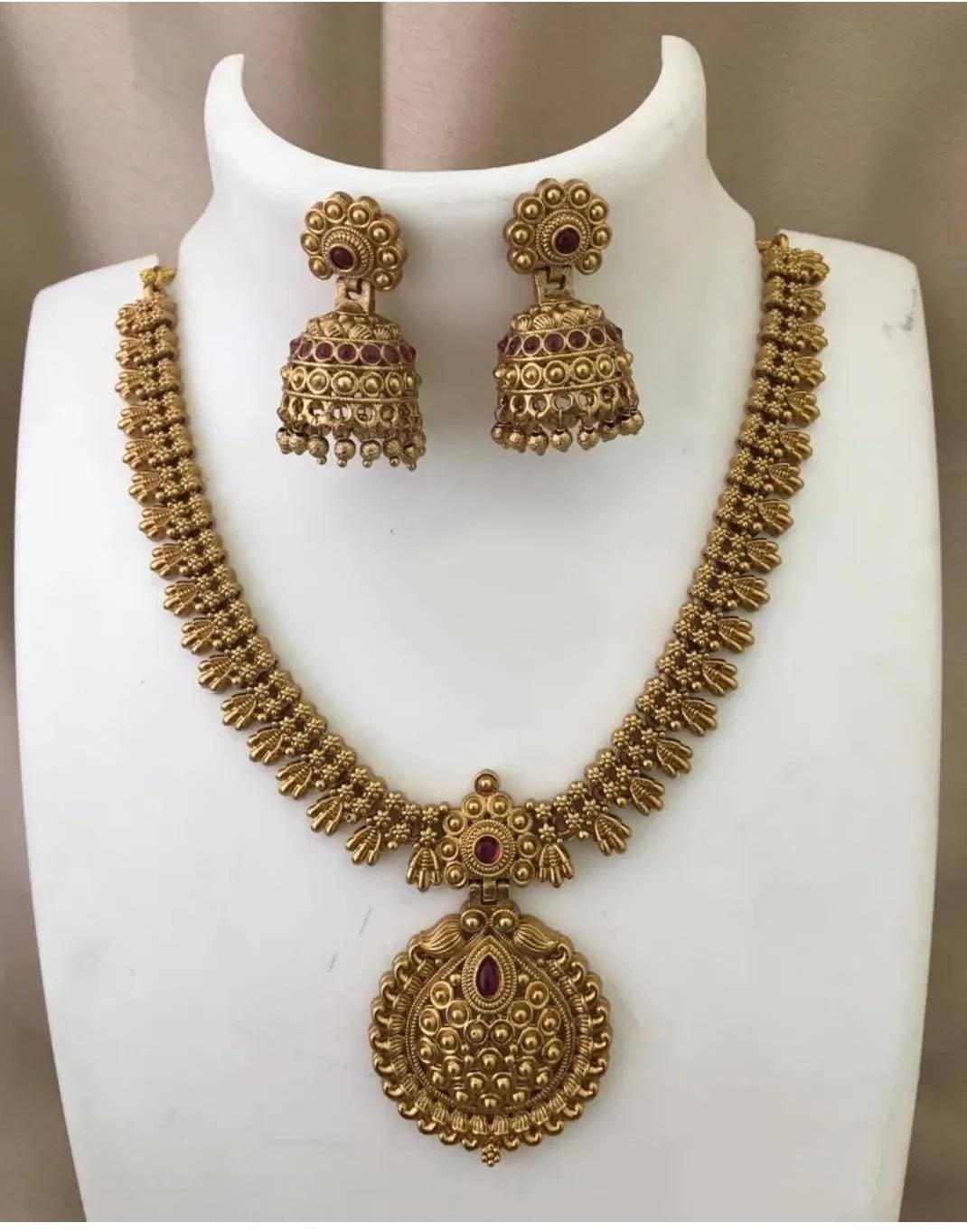     			Shilpa Creation Red Alloy Necklace Set ( Pack of 1 )