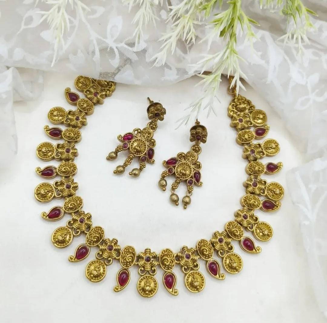     			Shilpa Creation Red Alloy Necklace Set ( Pack of 1 )