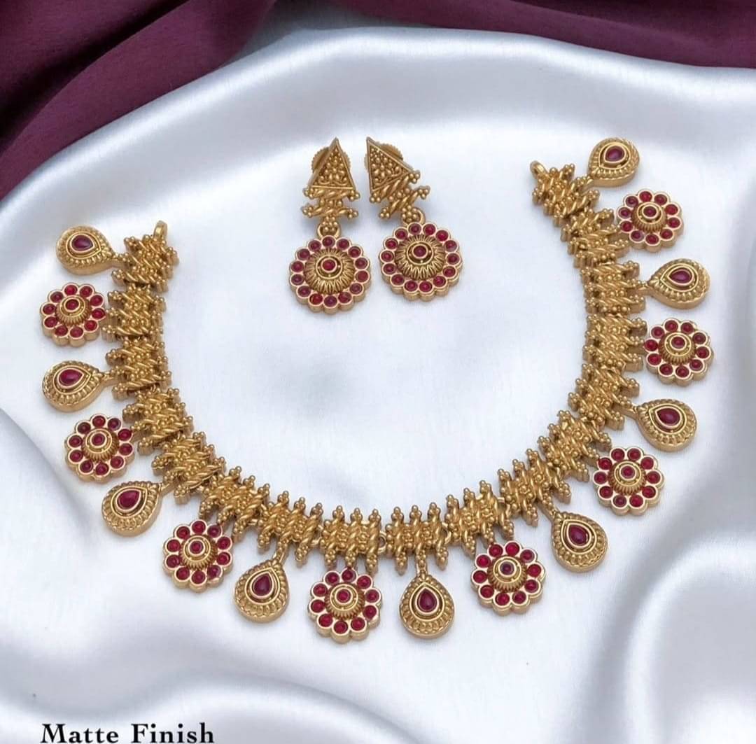     			Shilpa Creation Red Alloy Necklace Set ( Pack of 1 )