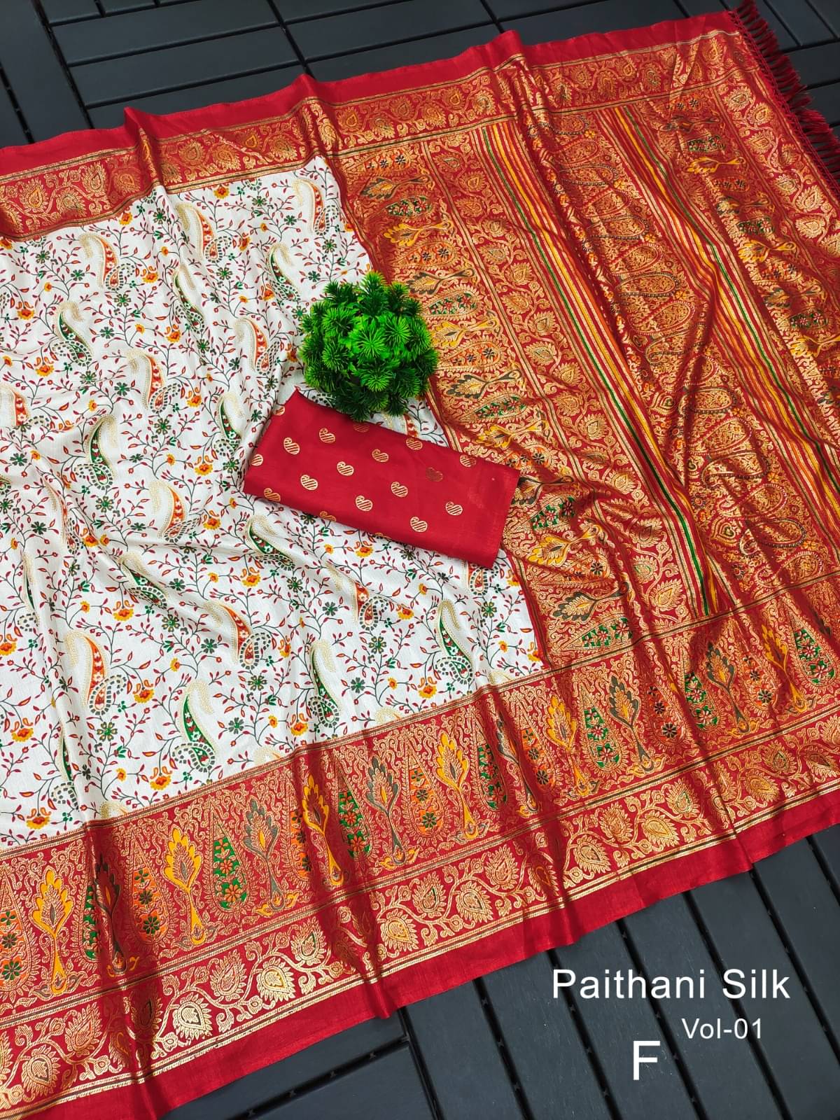 Gullak Polyester Printed Saree With Unstitched Blouse Piece ( Beige ) Gullak Polyester Printed Saree With Unstitched Blouse Piece ( Beige )
