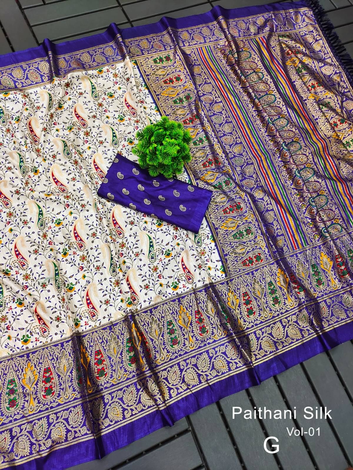 Gullak Polyester Printed Saree With Unstitched Blouse Piece ( Beige ) Gullak Polyester Printed Saree With Unstitched Blouse Piece ( Beige )