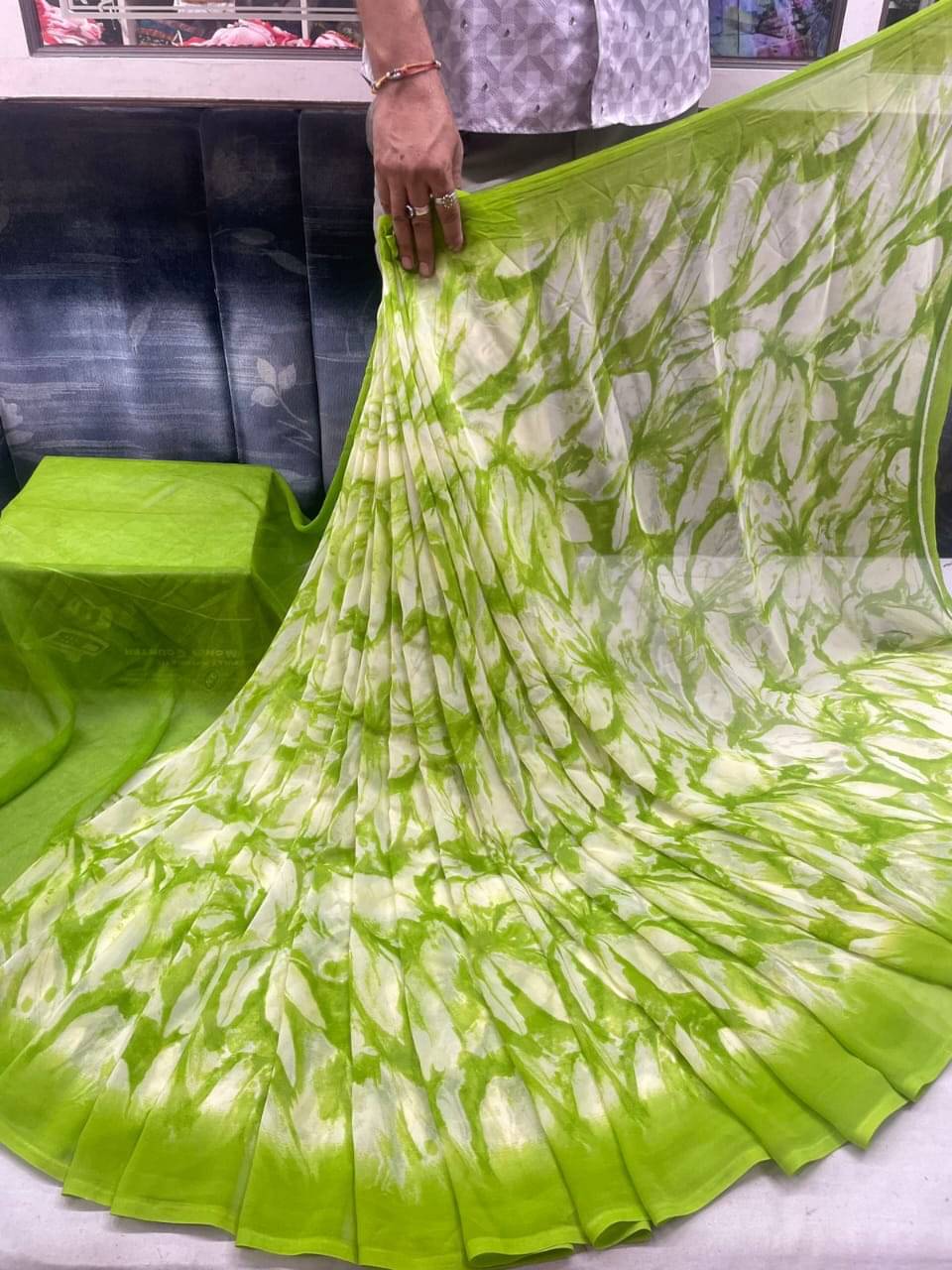 SHIRODHARI Georgette Printed Saree With Unstitched Blouse Piece ( Green )     			SHIRODHARI Georgette Printed Saree With Unstitched Blouse Piece ( Green )
