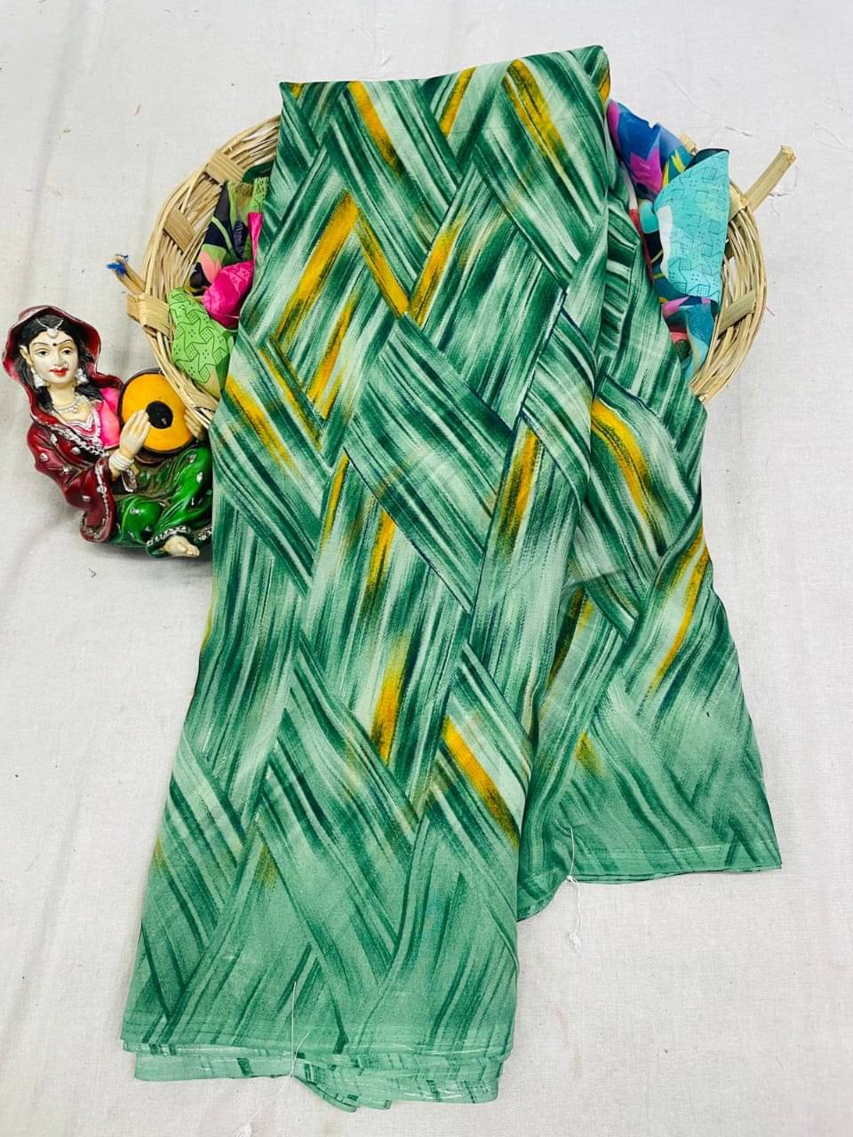 SHIRODHARI Georgette Printed Saree With Unstitched Blouse Piece ( Green ) SHIRODHARI Georgette Printed Saree With Unstitched Blouse Piece ( Green )