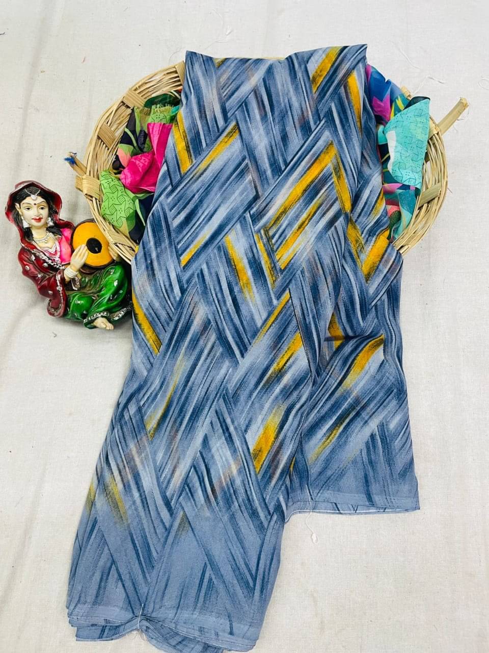SHIRODHARI Georgette Printed Saree With Unstitched Blouse Piece ( Grey ) SHIRODHARI Georgette Printed Saree With Unstitched Blouse Piece ( Grey )