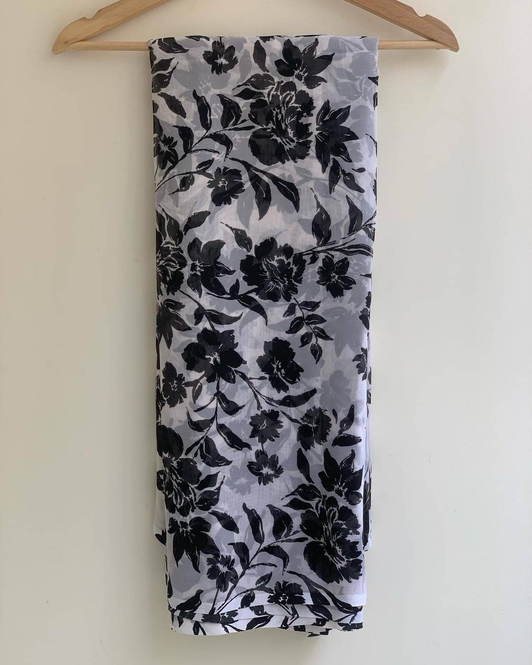     			SHIRODHARI Georgette Printed Saree With Unstitched Blouse Piece ( Black )