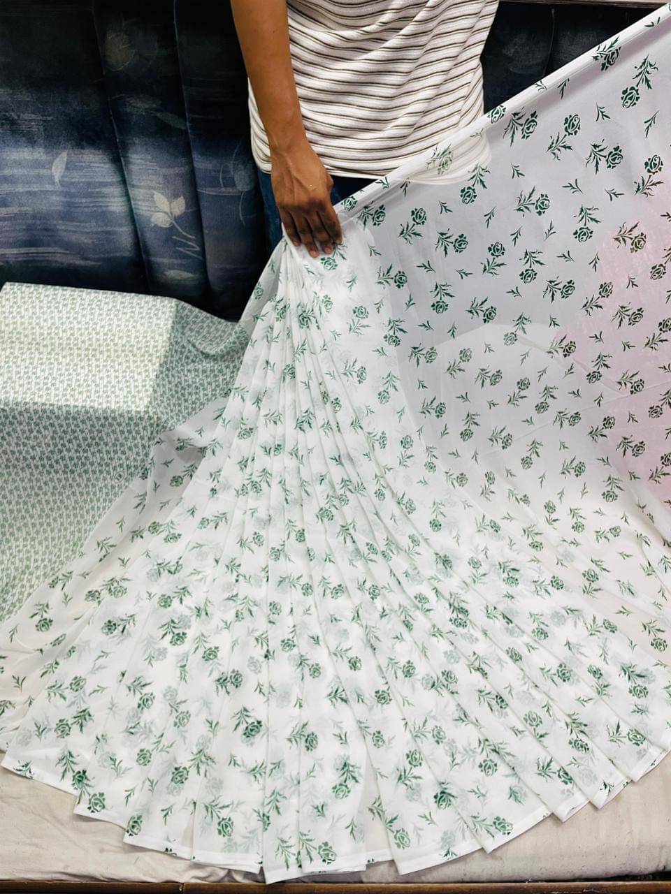 SHIRODHARI Georgette Printed Saree With Unstitched Blouse Piece ( Green )     			SHIRODHARI Georgette Printed Saree With Unstitched Blouse Piece ( Green )
