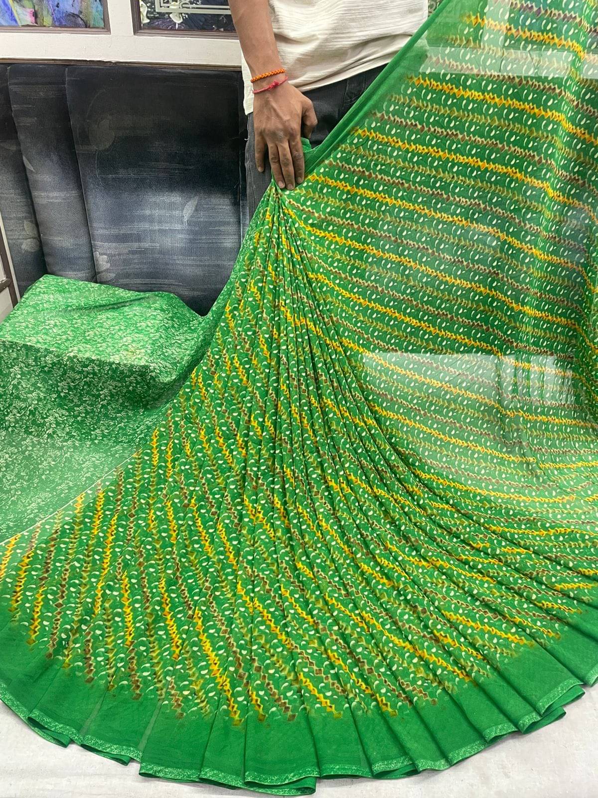     			SHIRODHARI Georgette Printed Saree With Unstitched Blouse Piece ( Green )