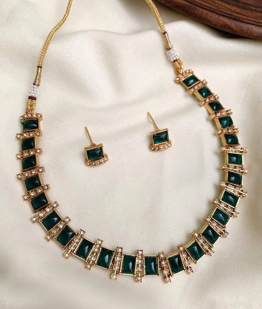     			Shilpa Creation Green Alloy Necklace Set ( Pack of 1 )