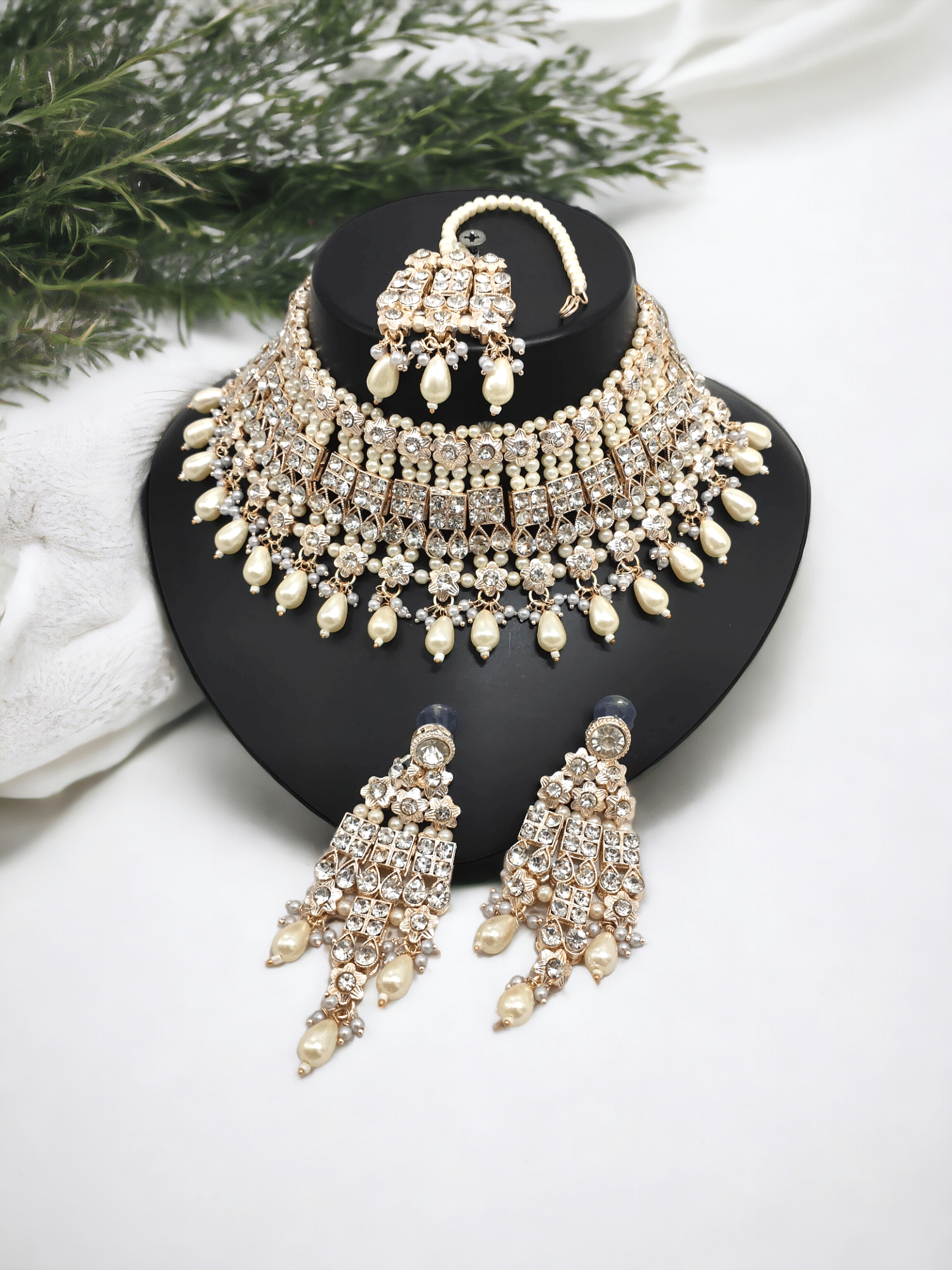     			Yuzi Jewells White Alloy Necklace Set ( Pack of 4 )
